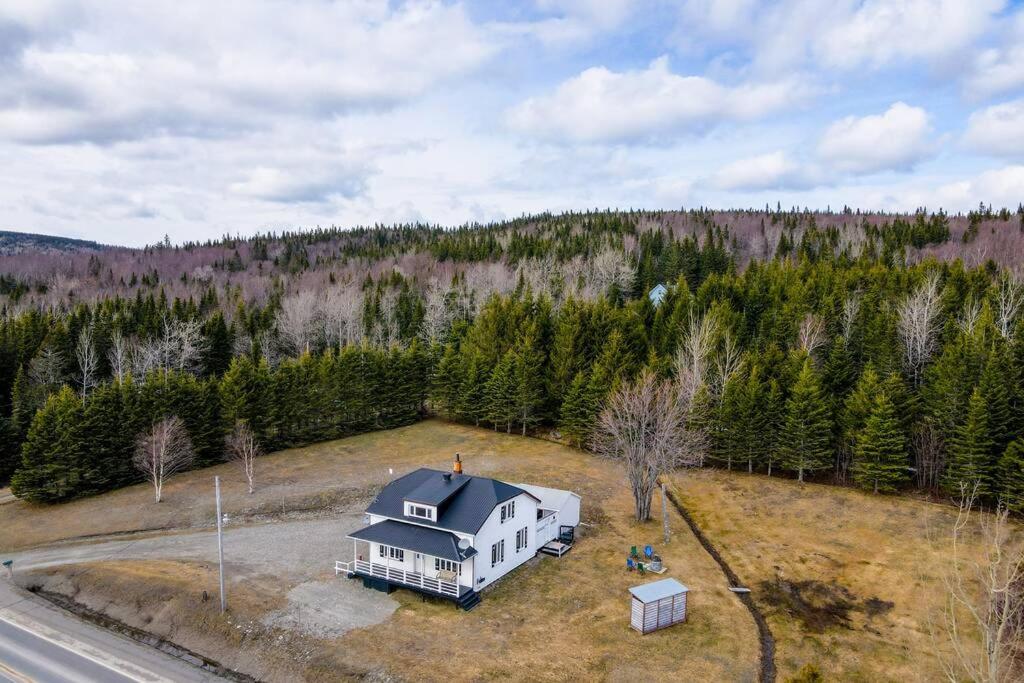 4BR Chalet Near Massif du Sud HotTub & Fire Pit