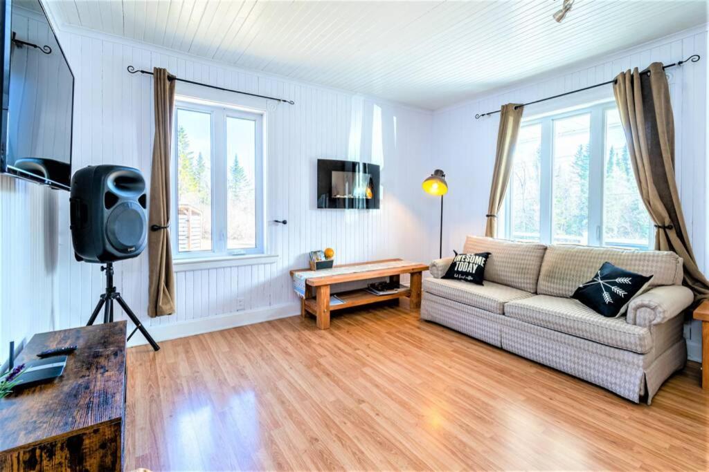 4BR Chalet Near Massif du Sud HotTub & Fire Pit
