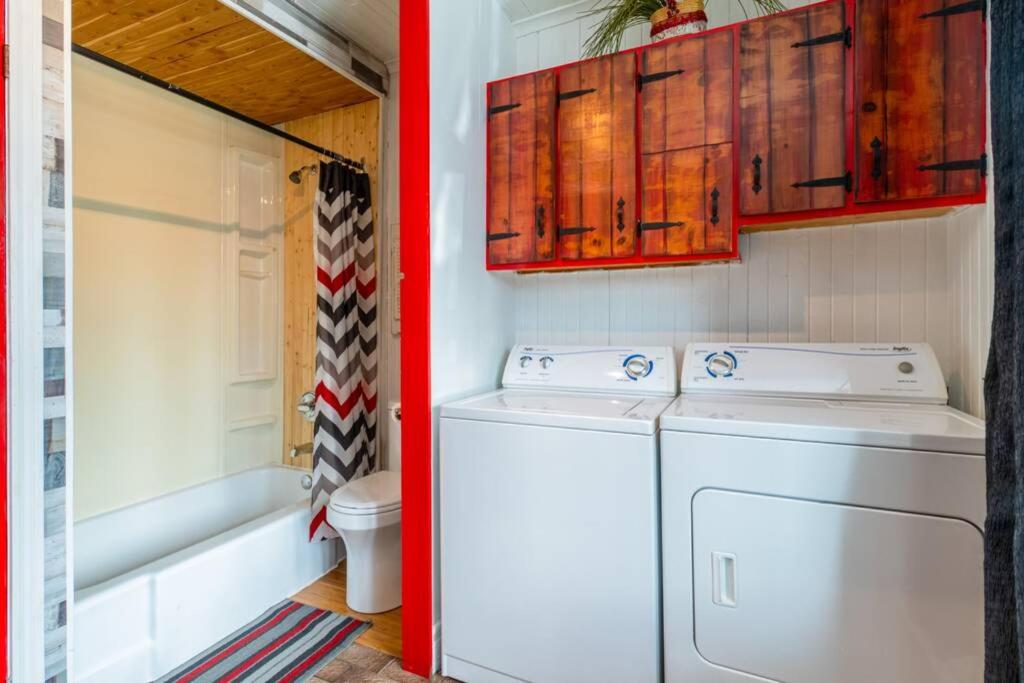 4BR Chalet Near Massif du Sud HotTub & Fire Pit