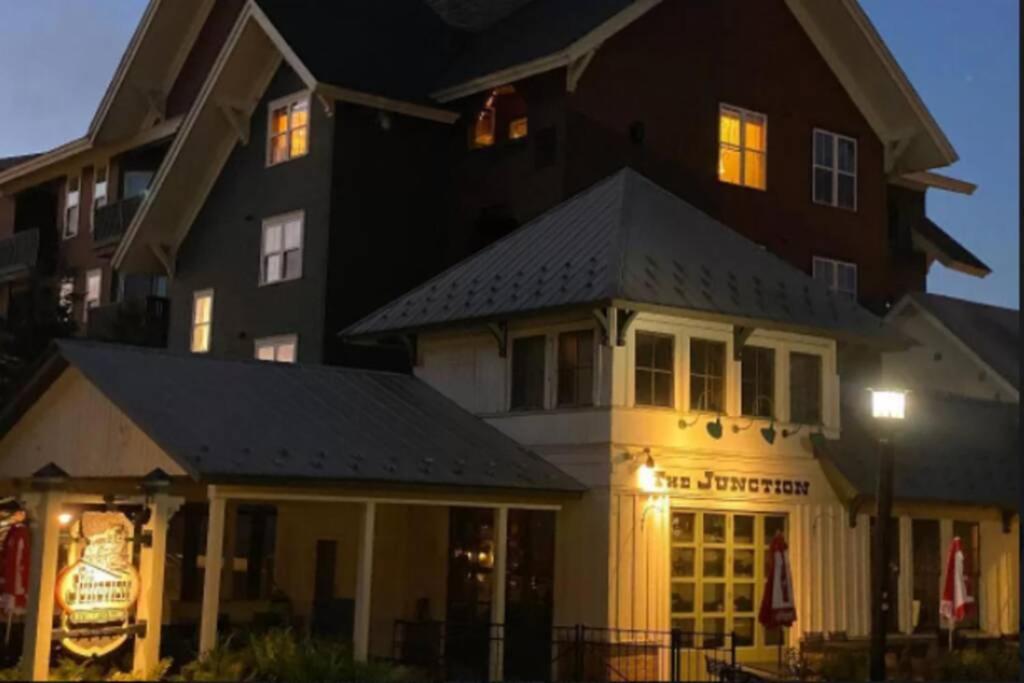 Hotel The Treehouse' At Snowshoe - Village & Slope View