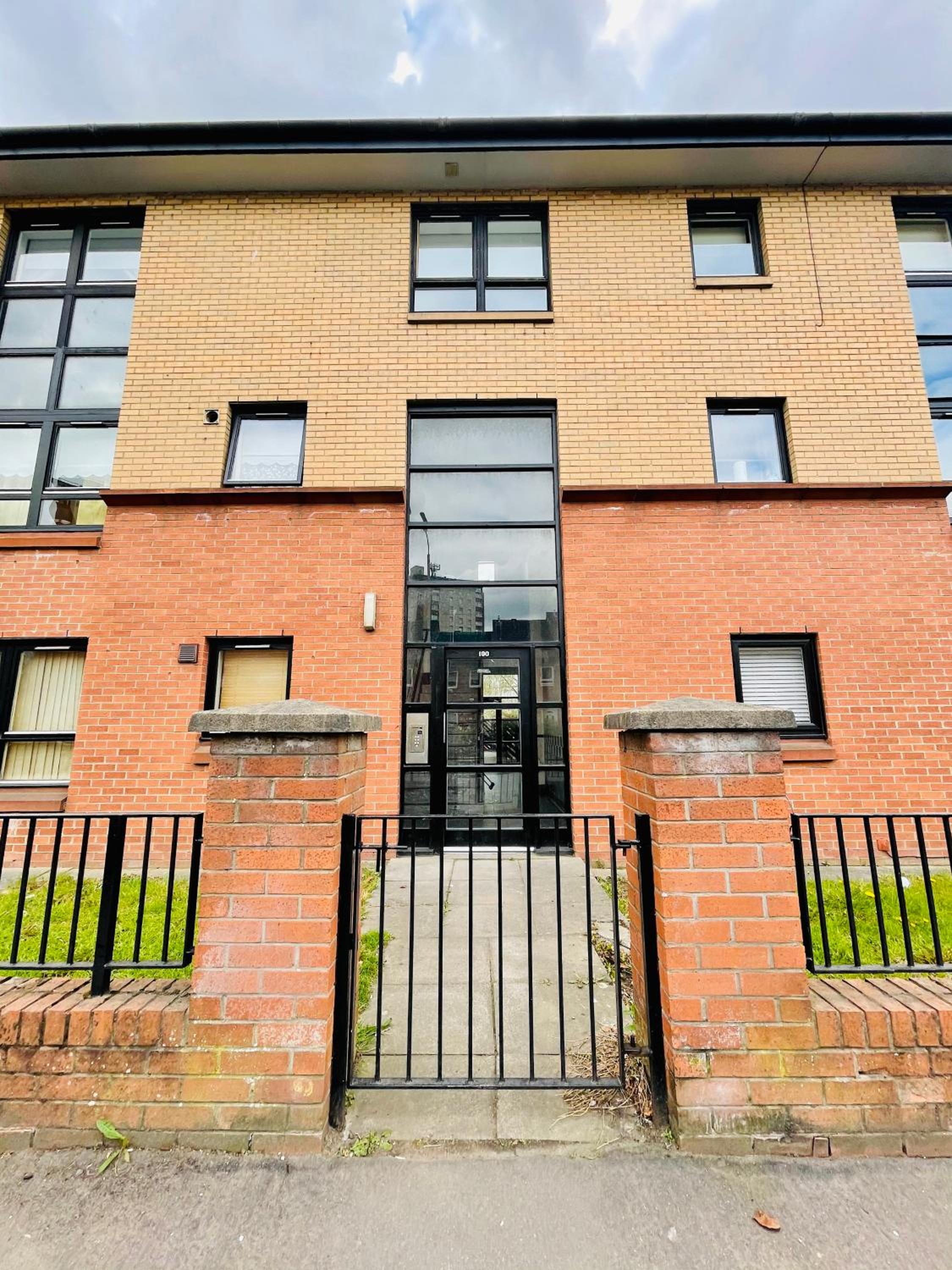 Modern 2 bedroom Apartment Near City Centre