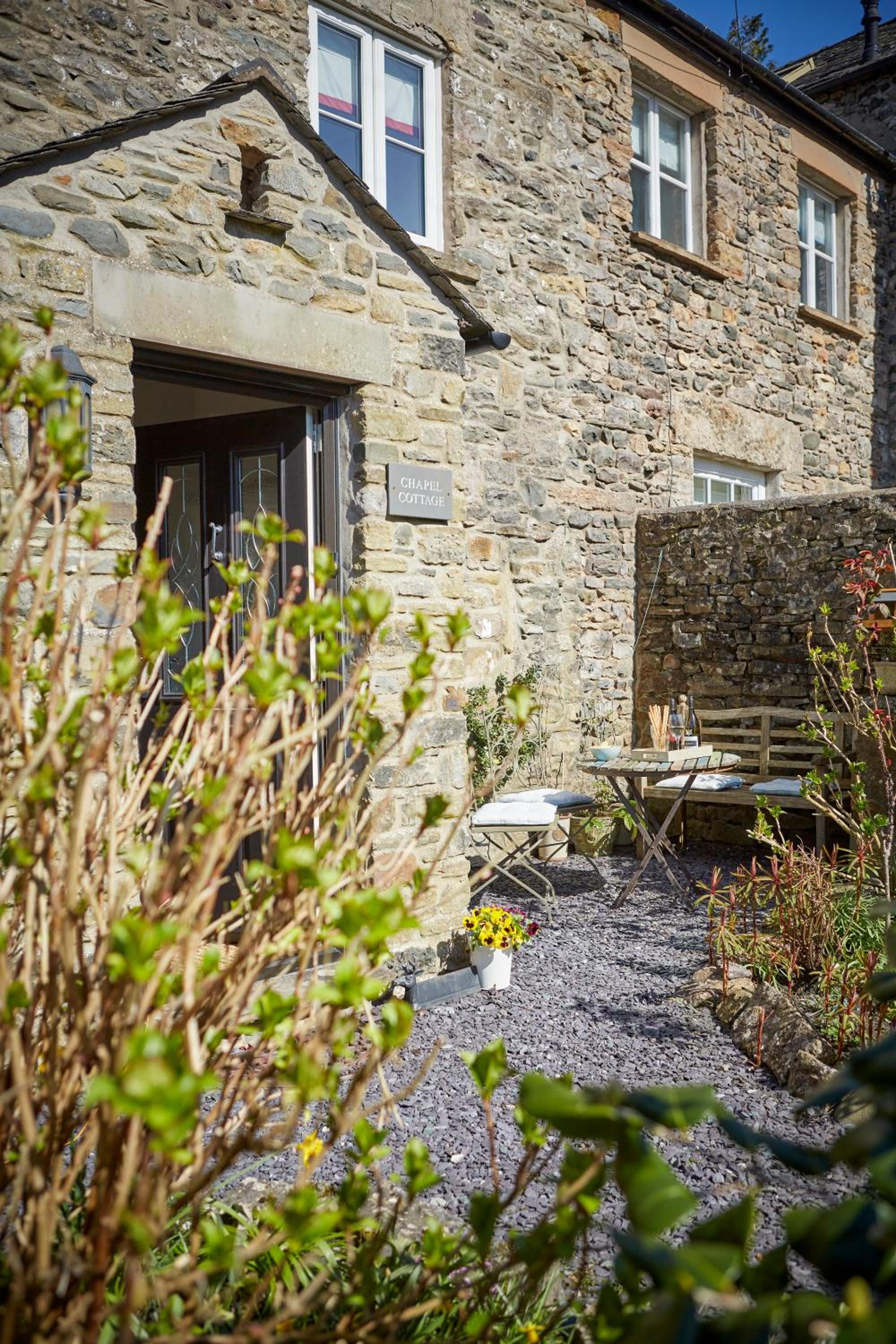 Chapel Cottage Set in a private courtyard in central location with 2 parking spaces view 3
