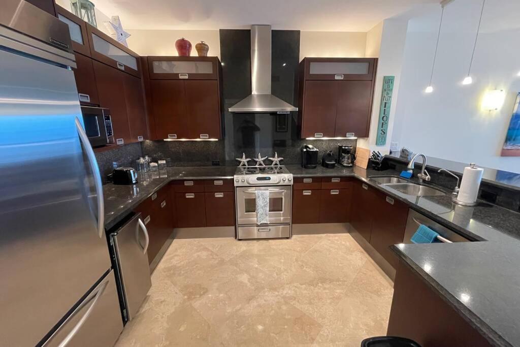 FULL TIME LIC Mgr - LUXURIOUS 2 BED 3 BATH PENTHOUSE SUITE - PANORAMIC OCEAN VIEWS! INDOOR PICKLEBALL - SPEAKEASY! view 4
