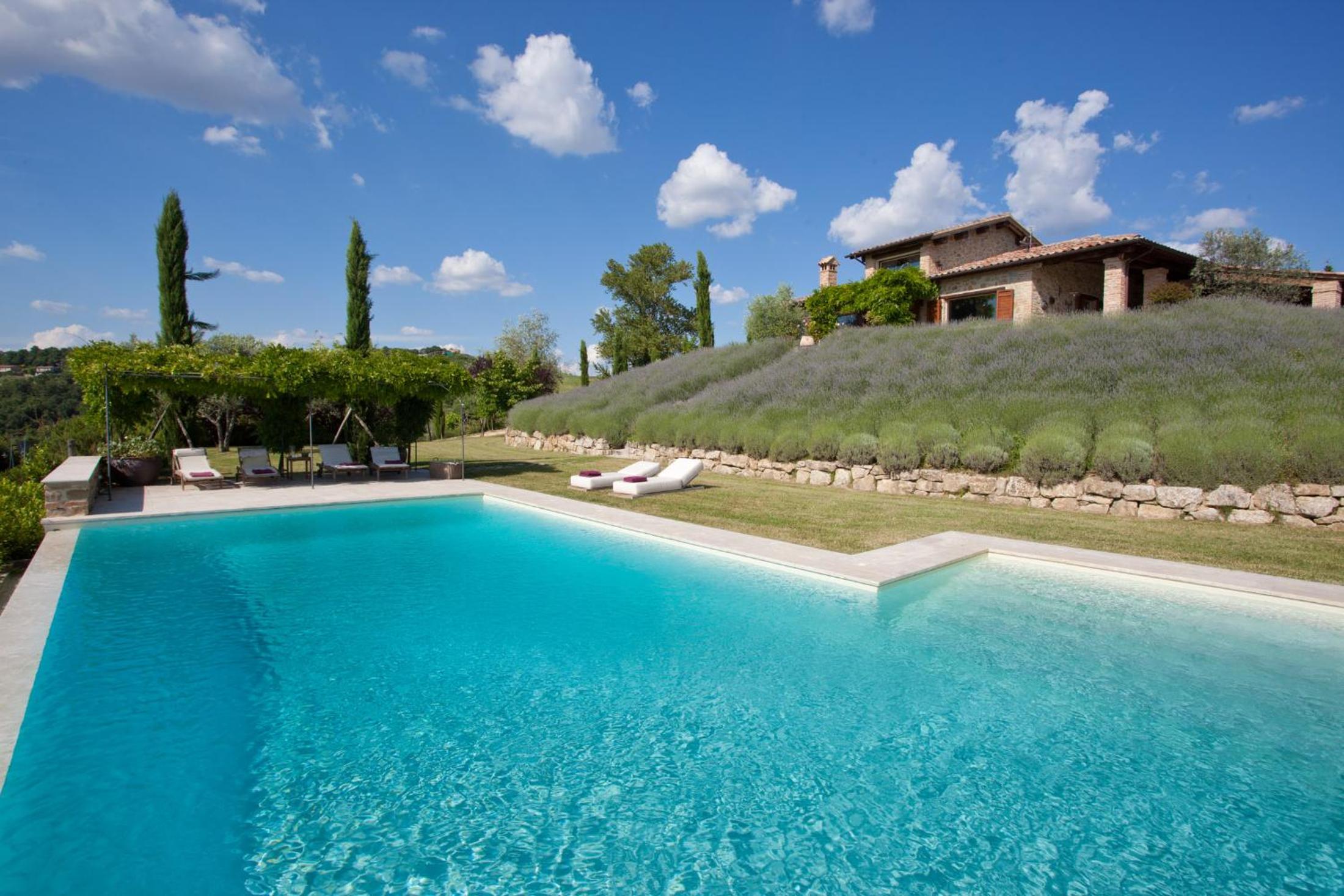 CASALE DELLE LAVANDE 10, Emma Villas view 2