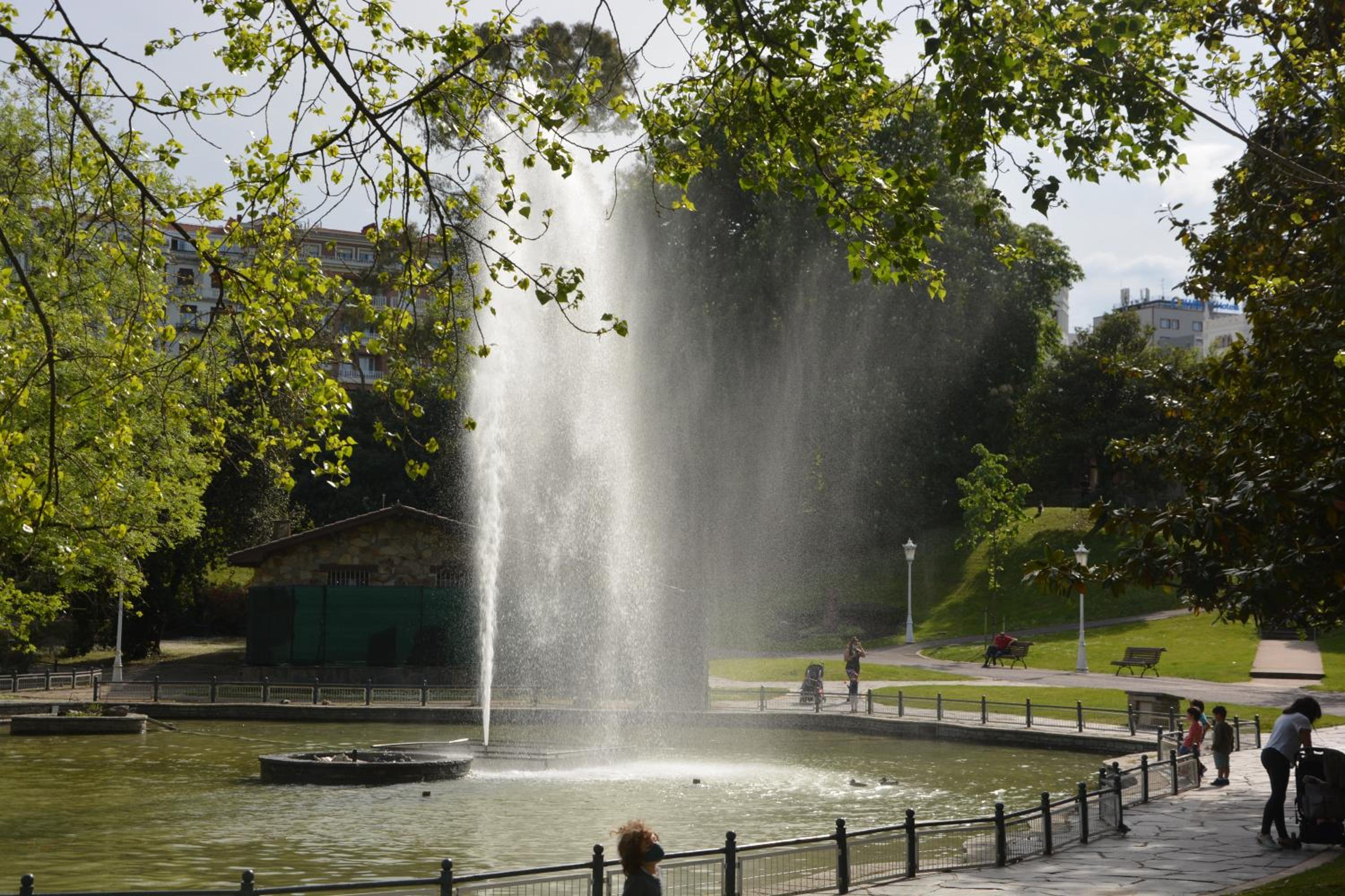 Superviews y parking vigilado en habitación independiente, baño privado, en apartamento particular, Français&English