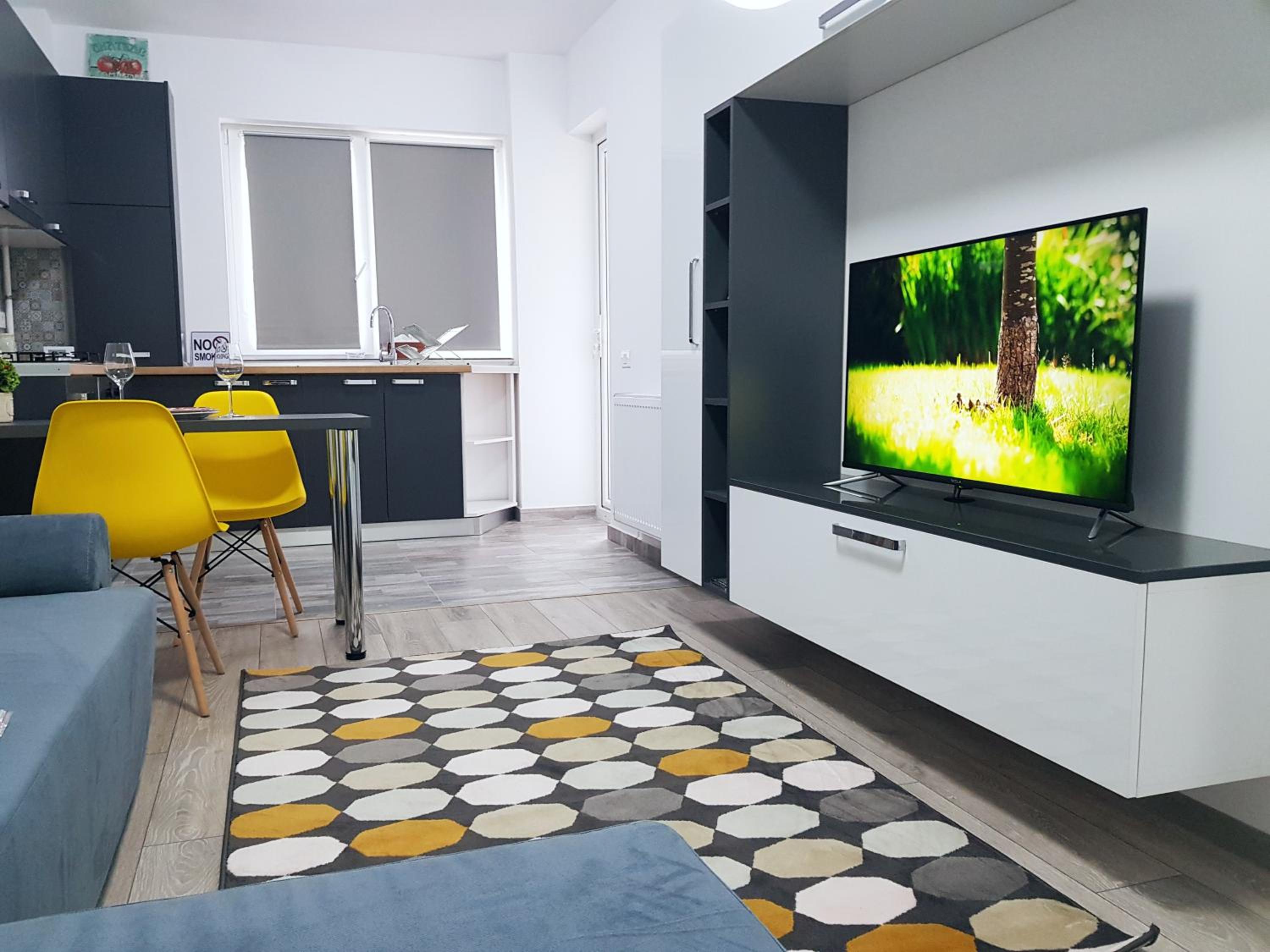 Yellow House Luxury Berceni view 3