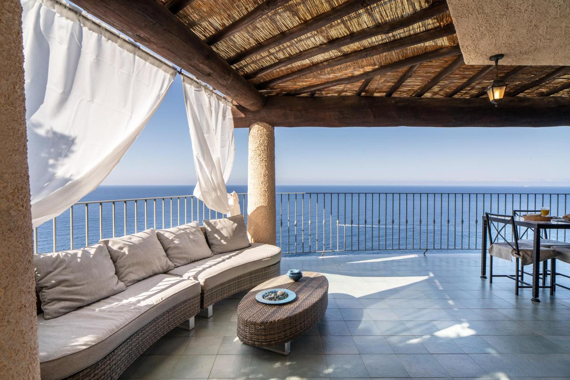 Villa Patty with infinity pool in front of the sea, parking and wifi