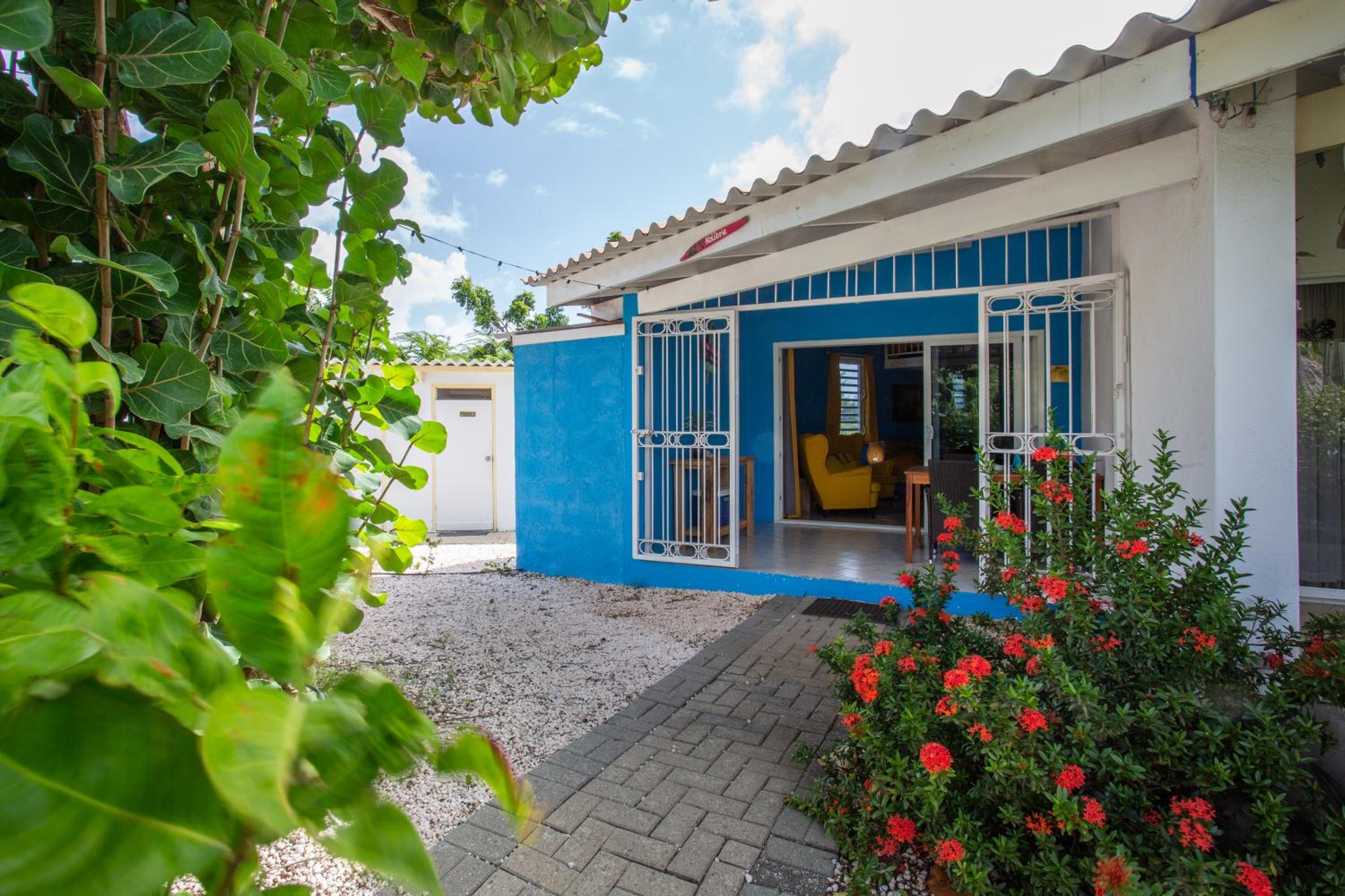 Studio at the pool in tropical Resort Seru Coral with privacy and large pool