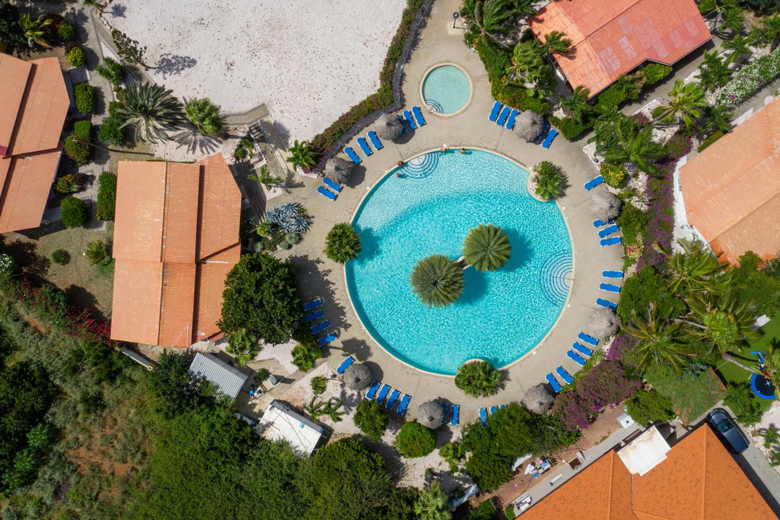 Studio at the pool in tropical Resort Seru Coral with privacy and large pool