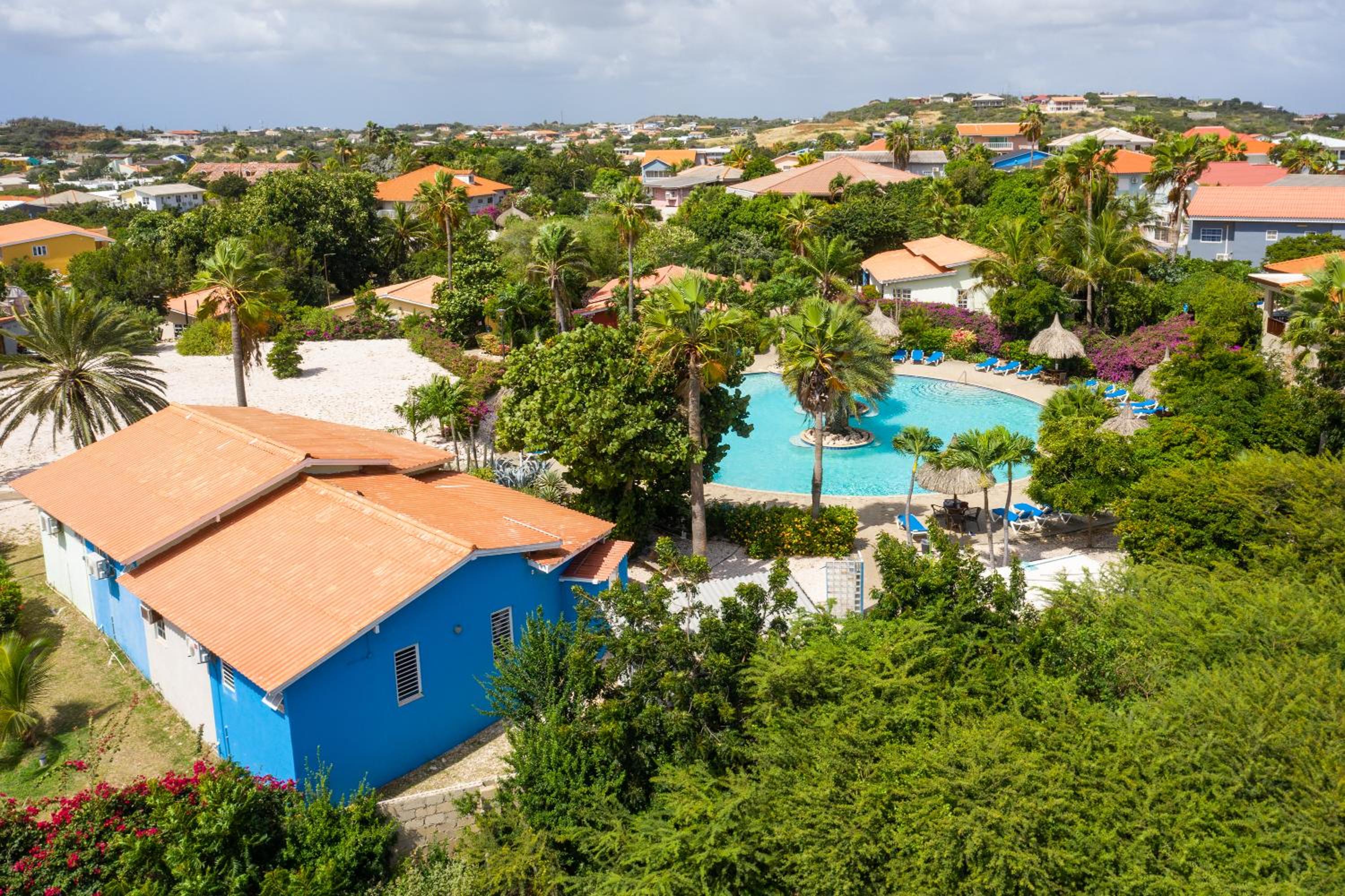 Studio at the pool in tropical Resort Seru Coral with privacy and large pool