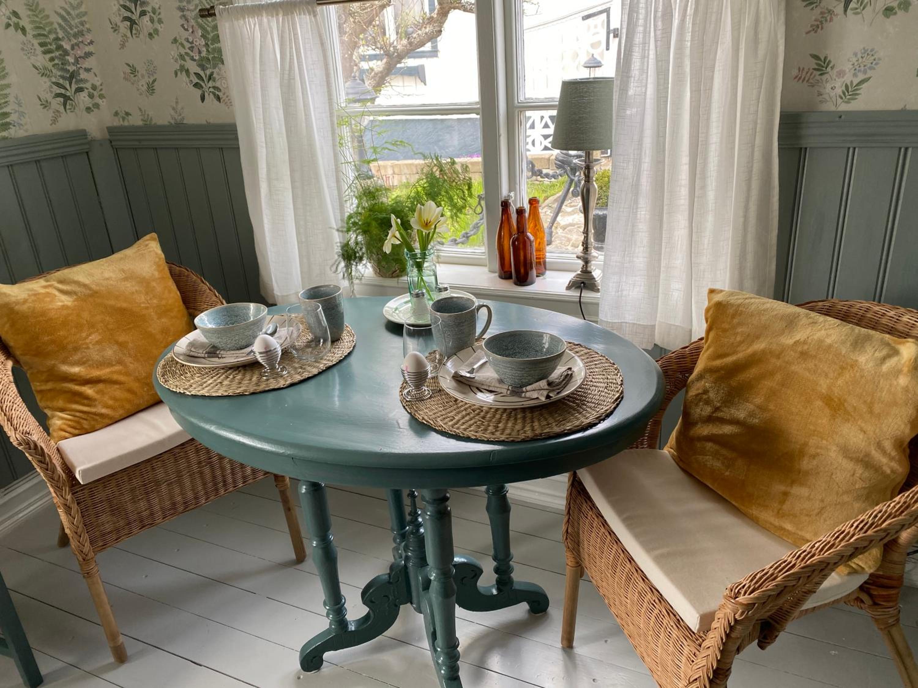 B&B Bland ormbunkar och rosor view 5