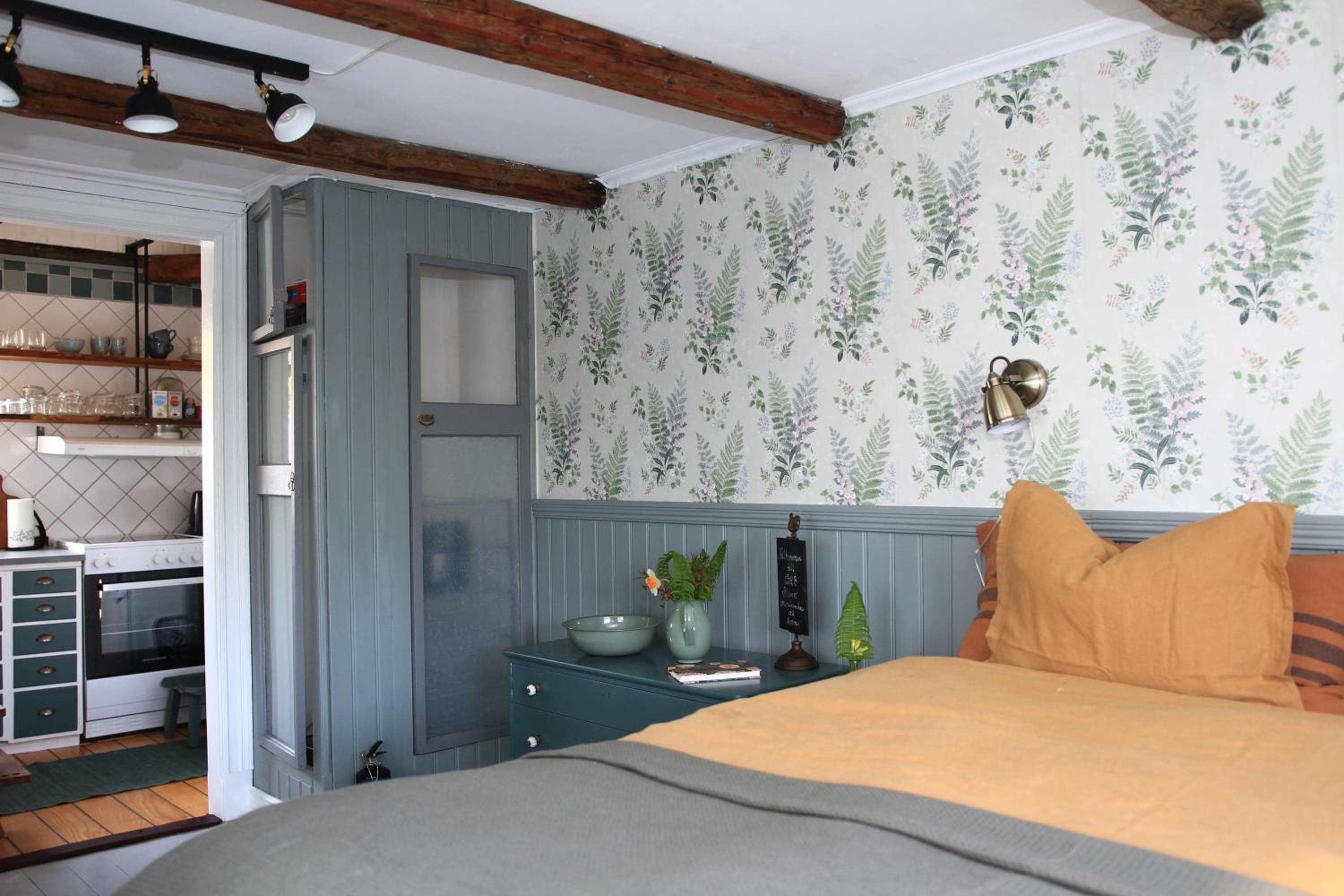 B&B Bland ormbunkar och rosor view 3