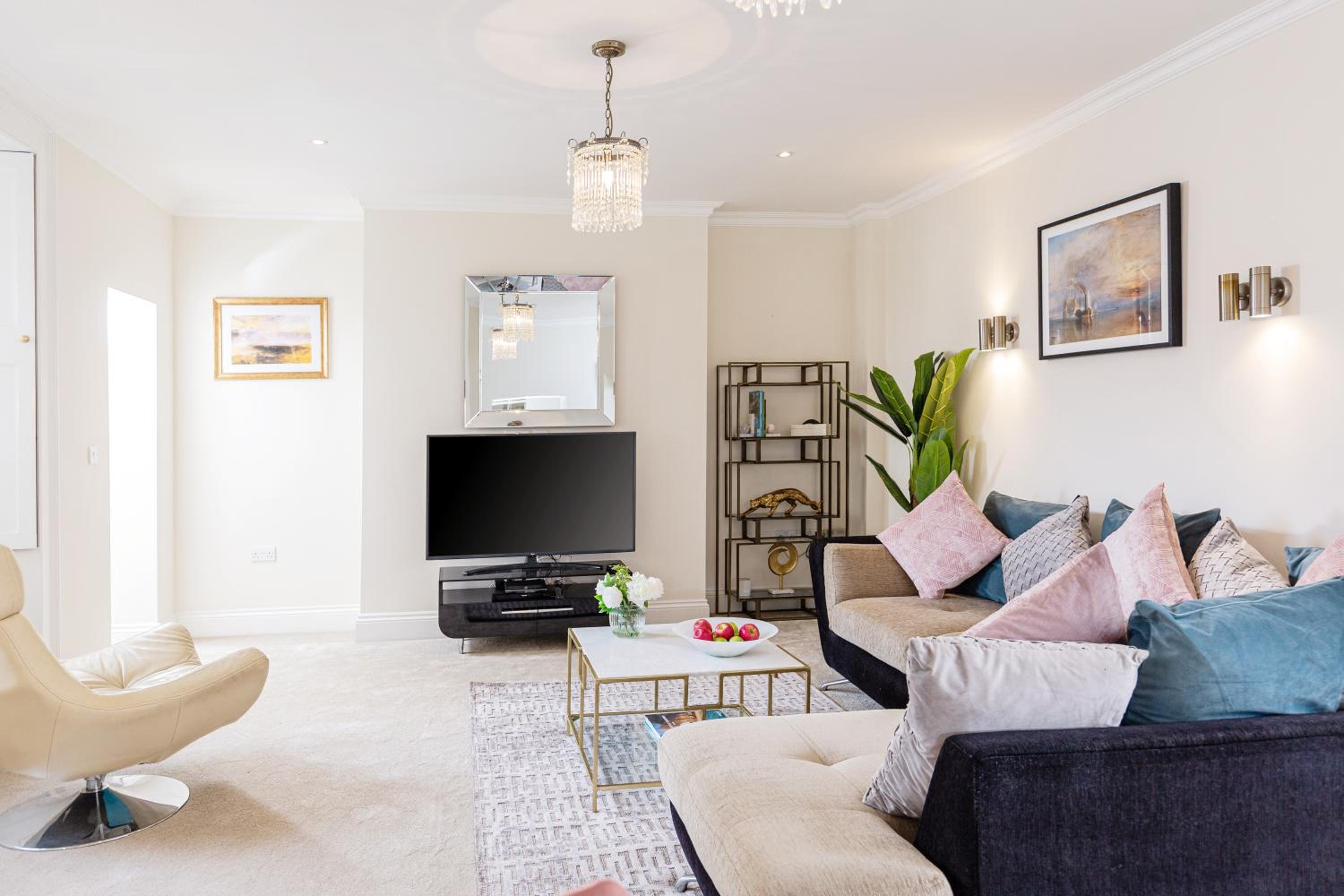 16 Lansdown -By Luxury Apartments view 3