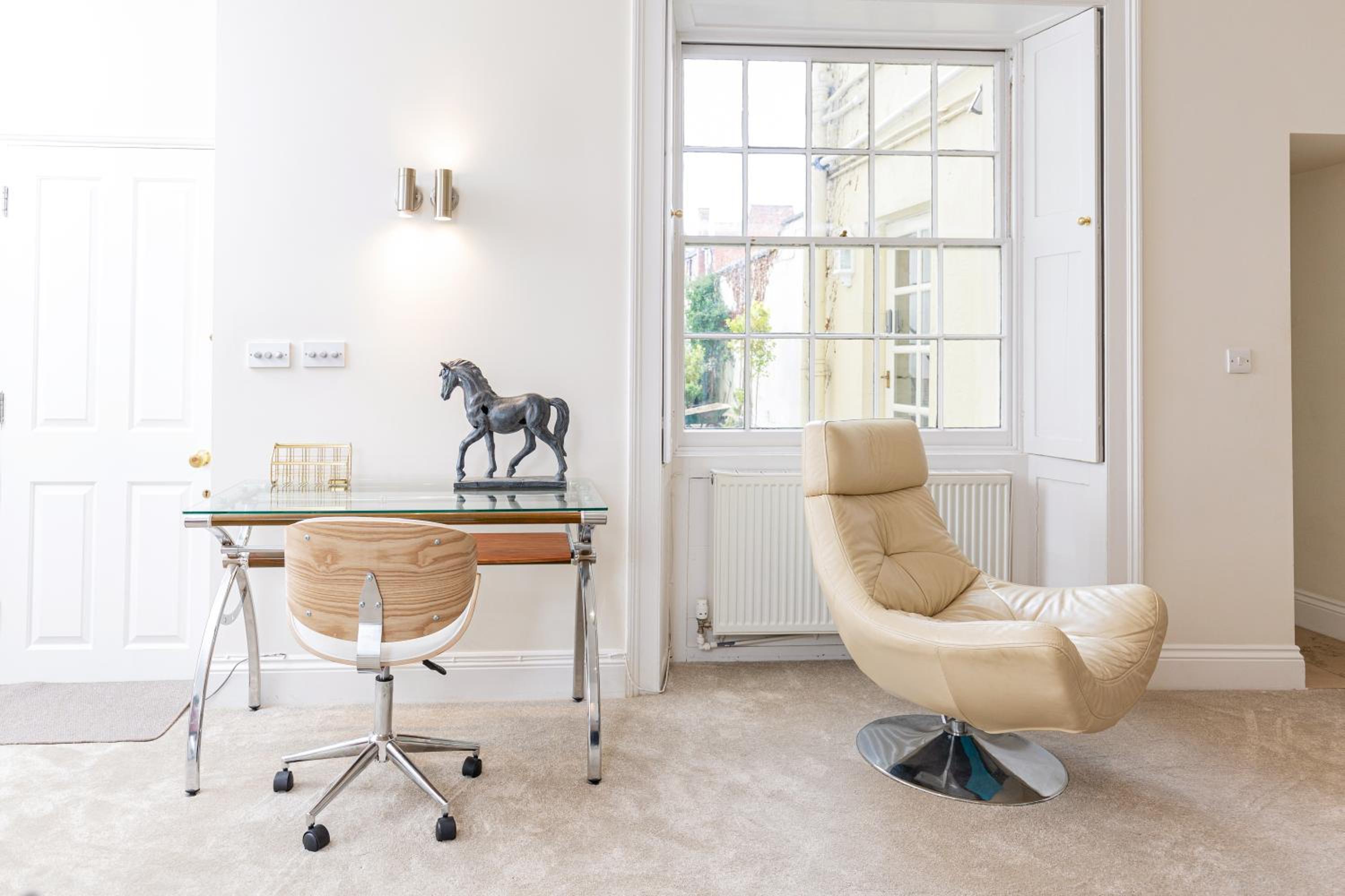 16 Lansdown -By Luxury Apartments view 5