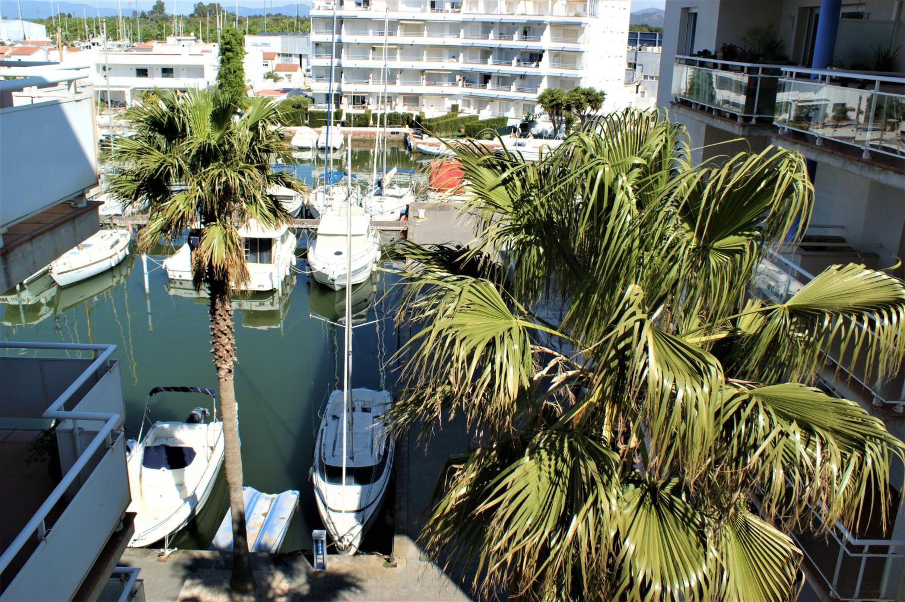 Apartamento con vistas al canal en residencia con piscina AV-20