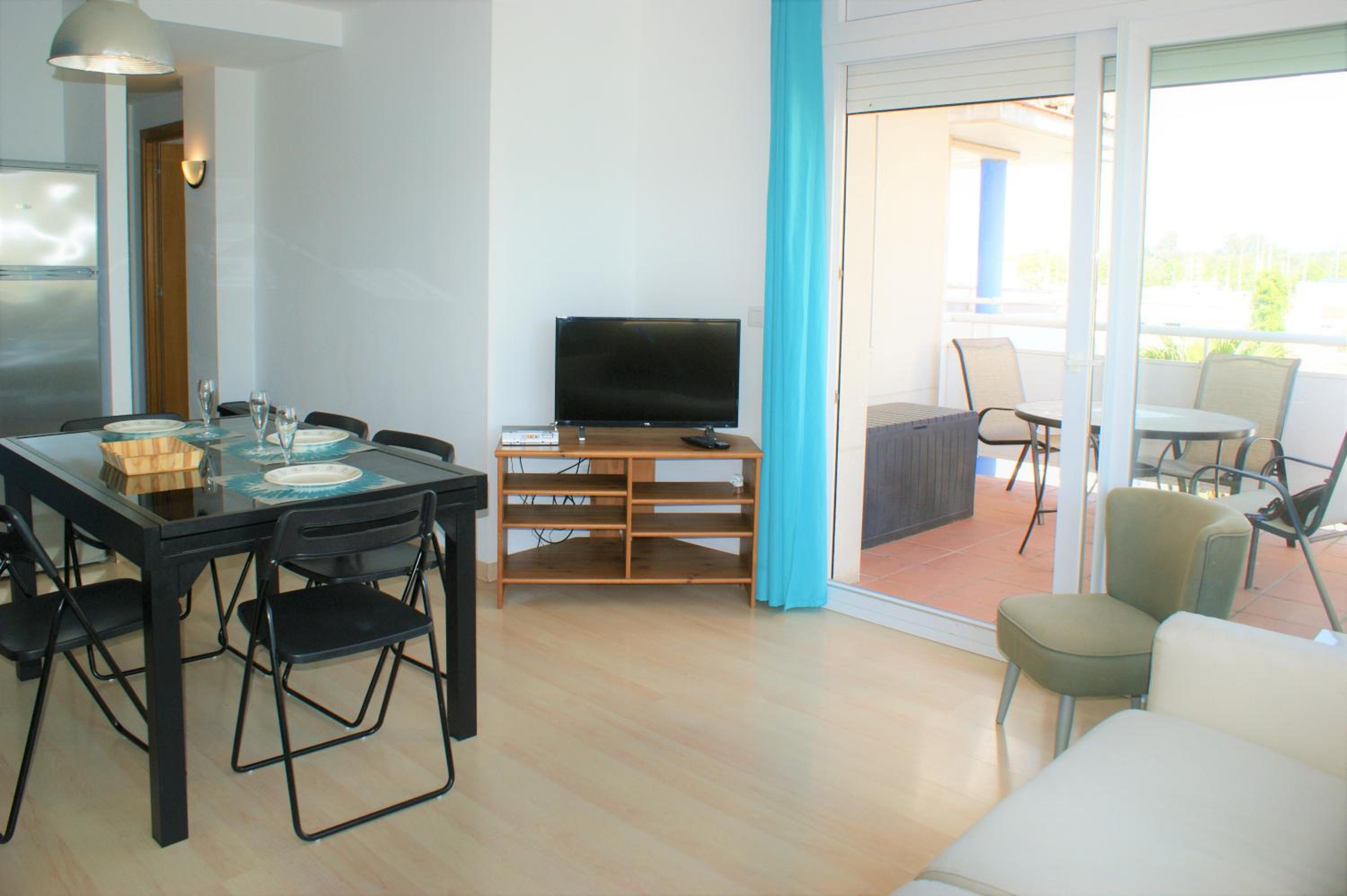 Apartamento con vistas al canal en residencia con piscina AV-20