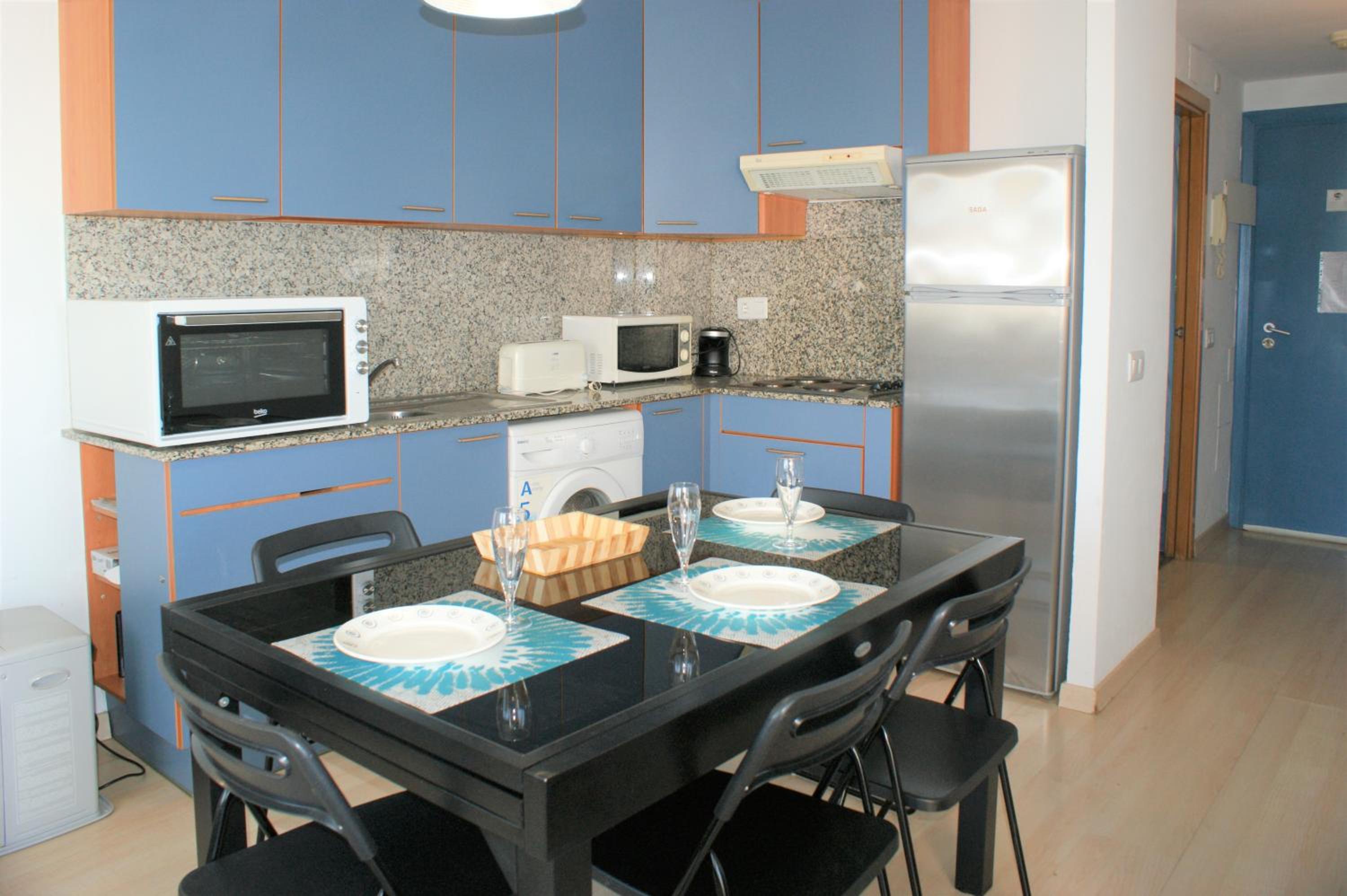 Apartamento con vistas al canal en residencia con piscina AV-20