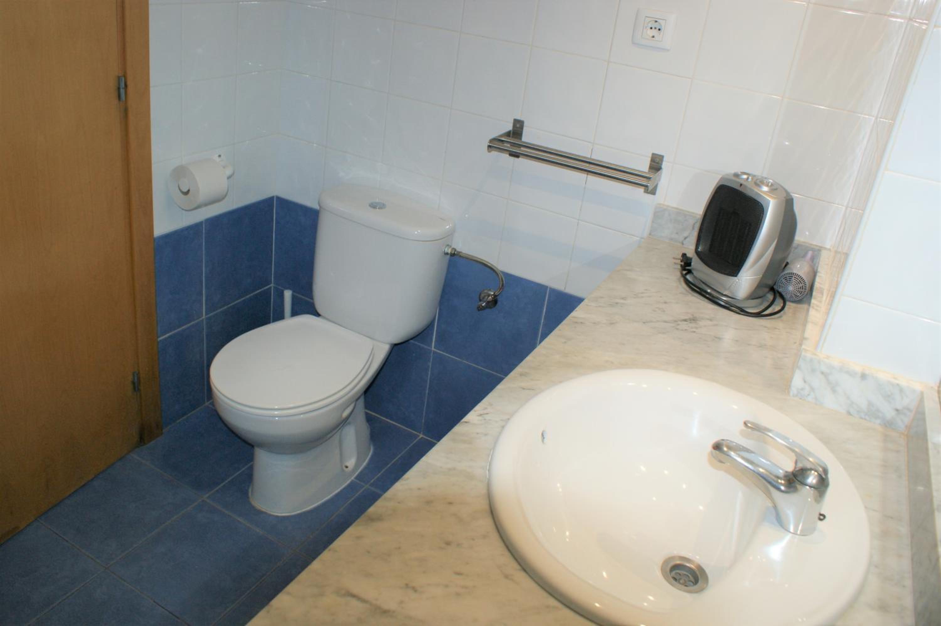 Apartamento con vistas al canal en residencia con piscina AV-20