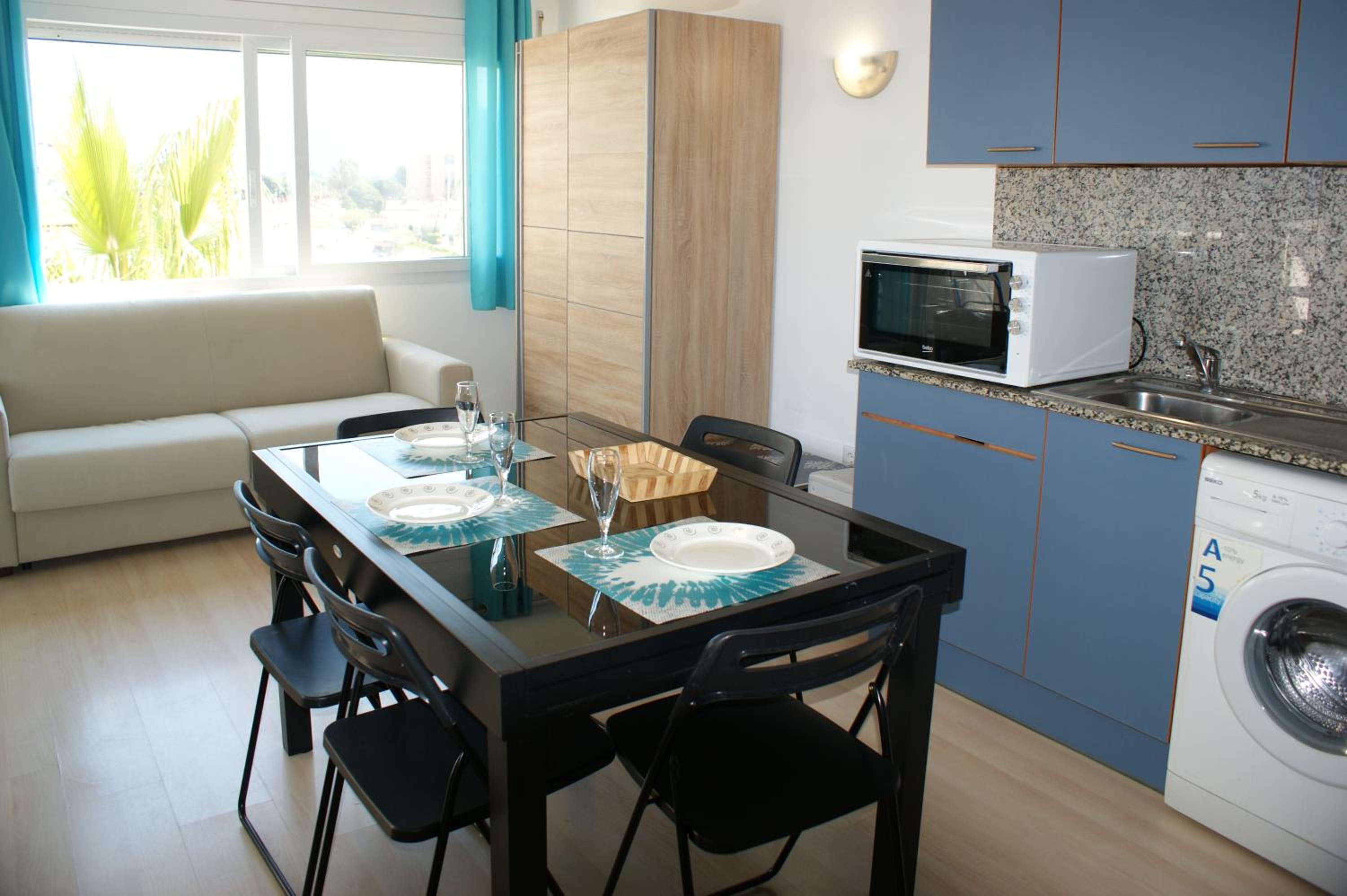 Apartamento con vistas al canal en residencia con piscina AV-20