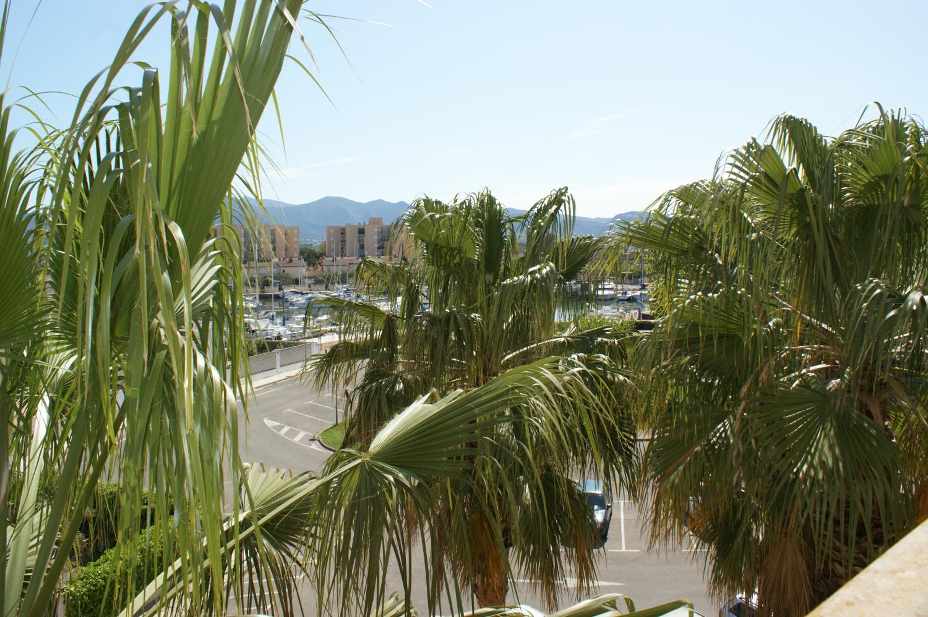 Apartamento con vistas al canal en residencia con piscina AV-20