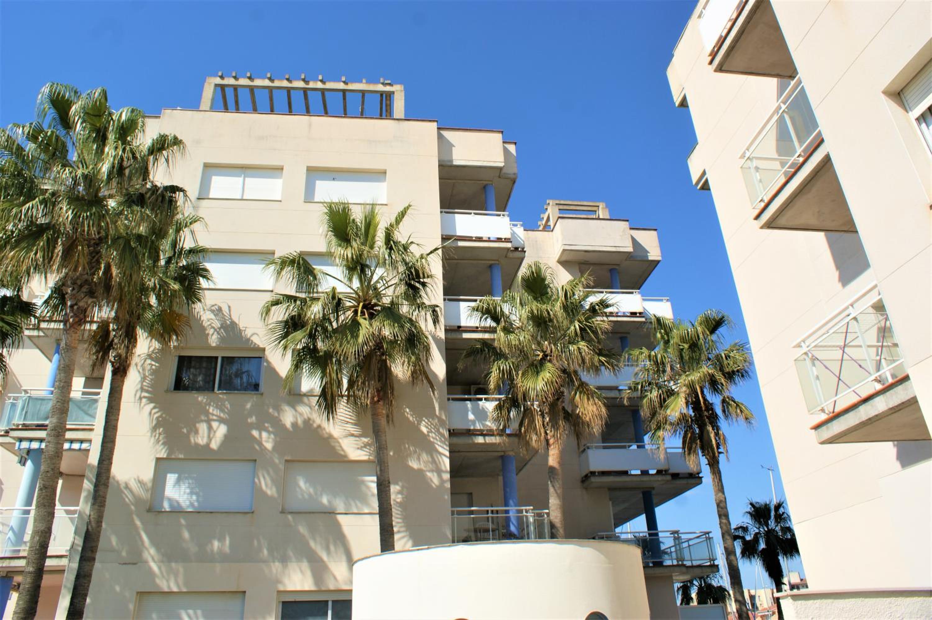 Apartamento con vistas al canal en residencia con piscina AV-20