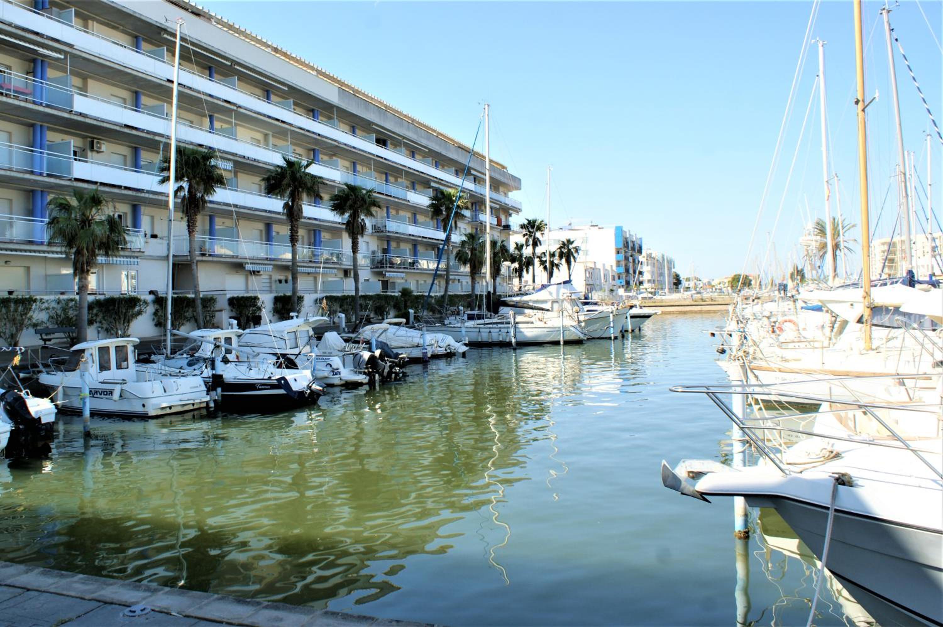 Apartamento con vistas al canal en residencia con piscina AV-20