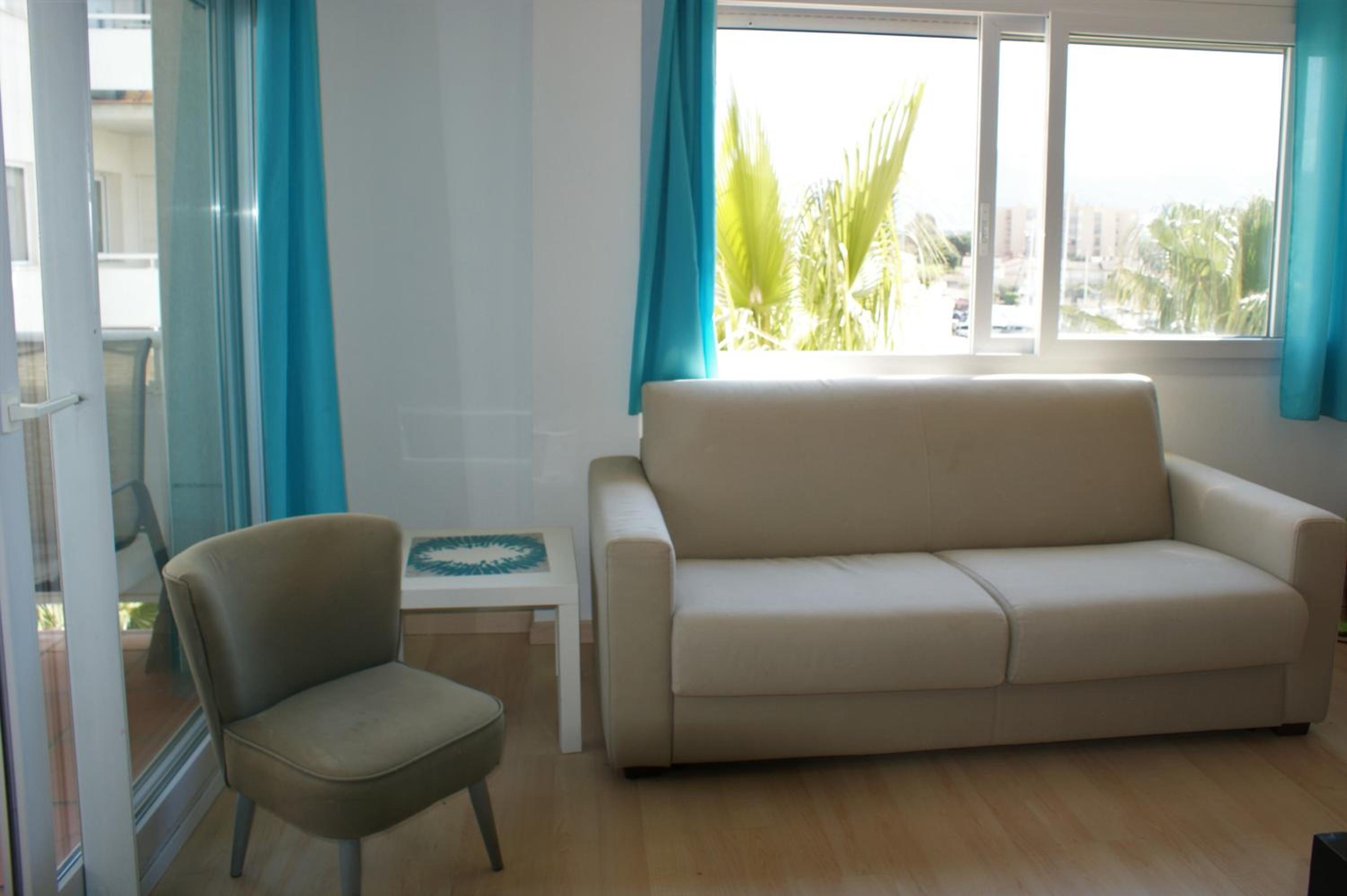 Apartamento con vistas al canal en residencia con piscina AV-20