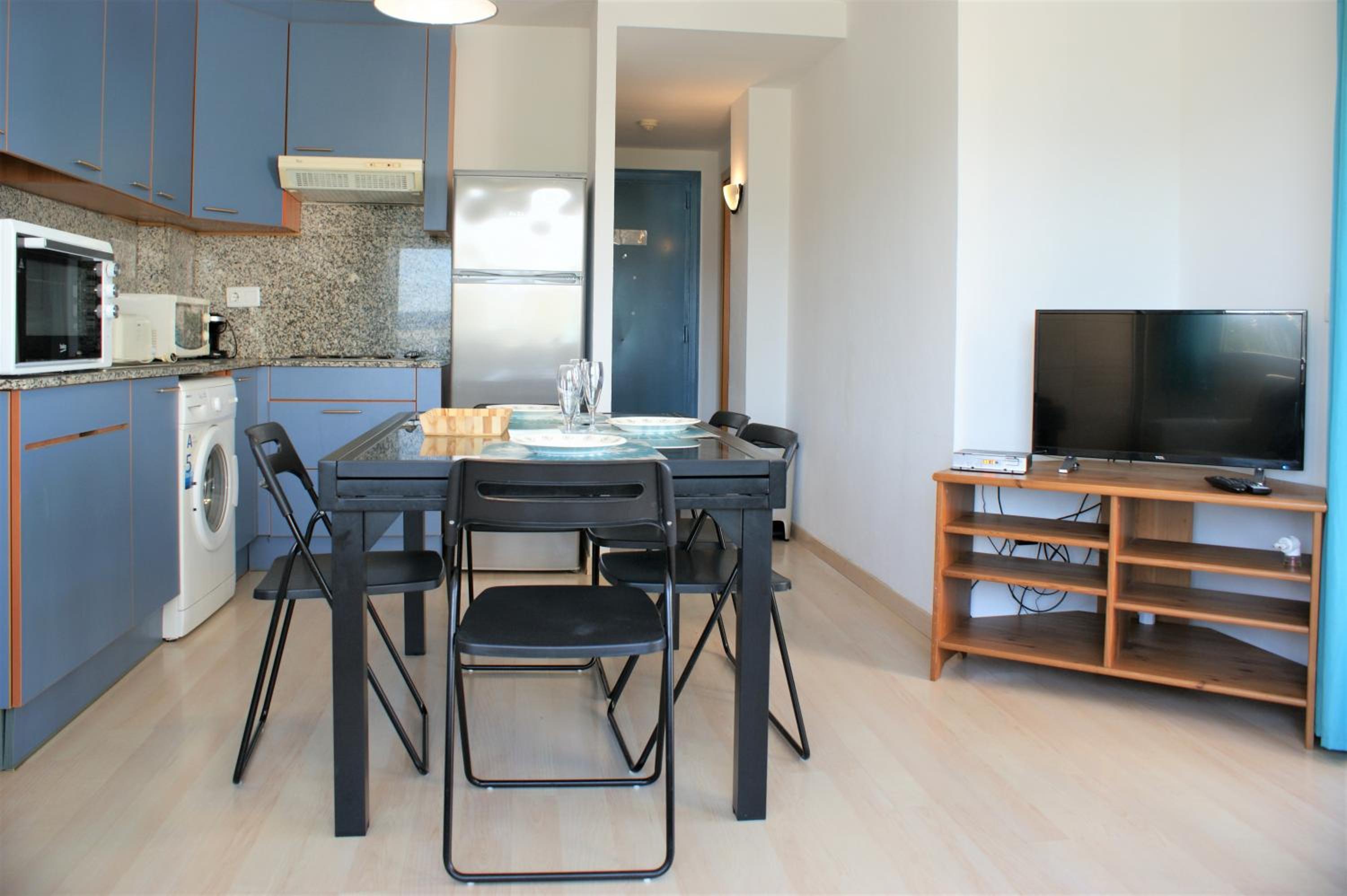 Apartamento con vistas al canal en residencia con piscina AV-20