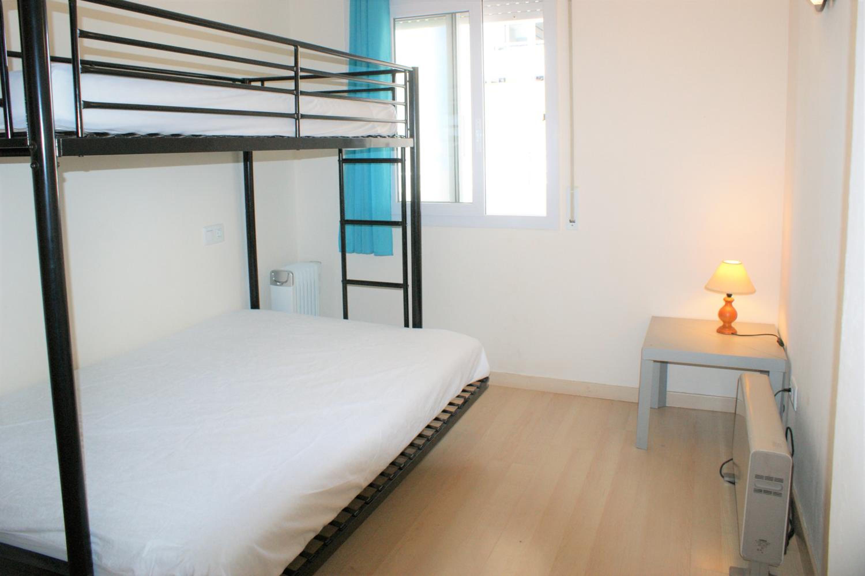 Apartamento con vistas al canal en residencia con piscina AV-20