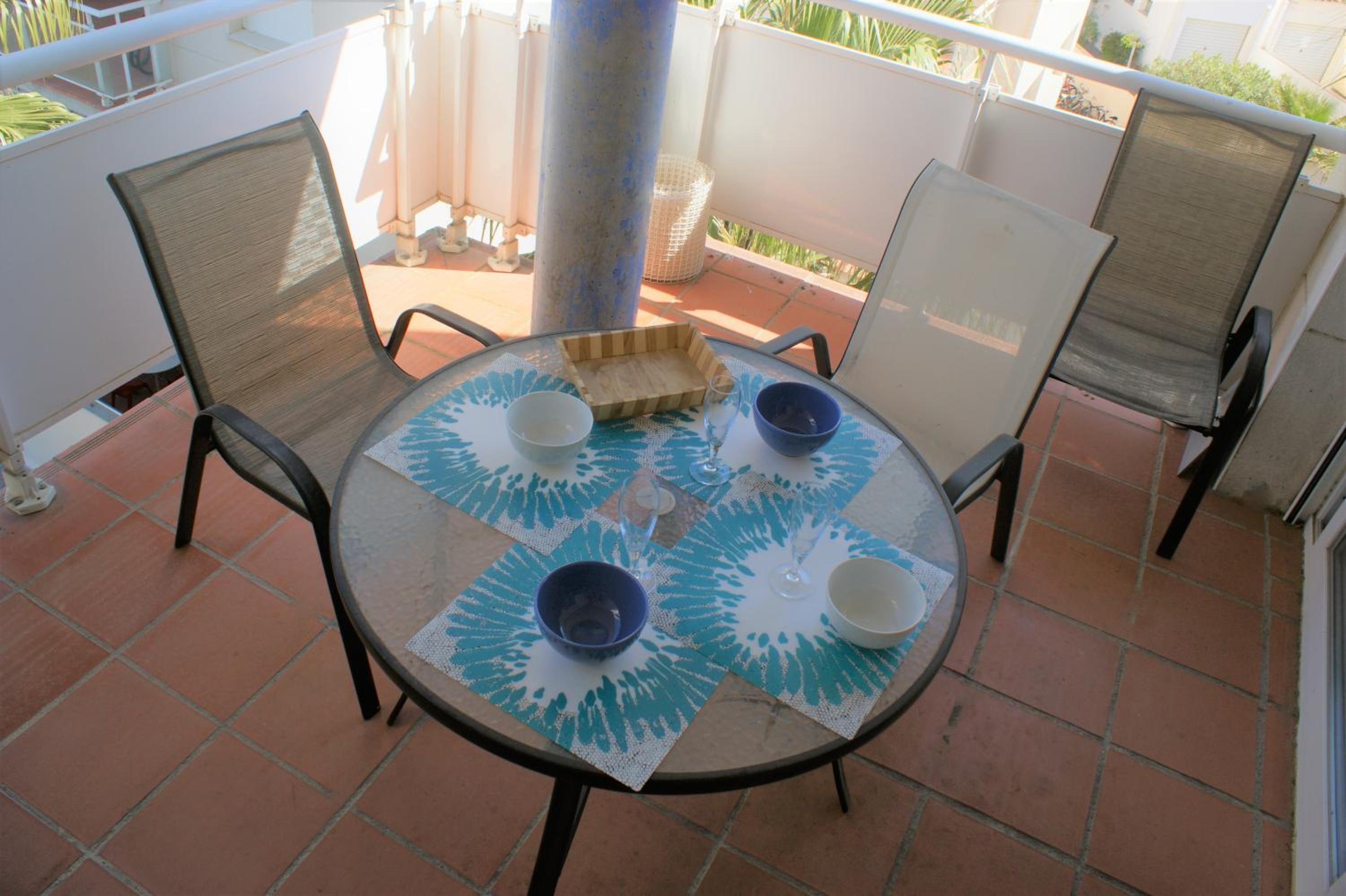 Apartamento con vistas al canal en residencia con piscina AV-20