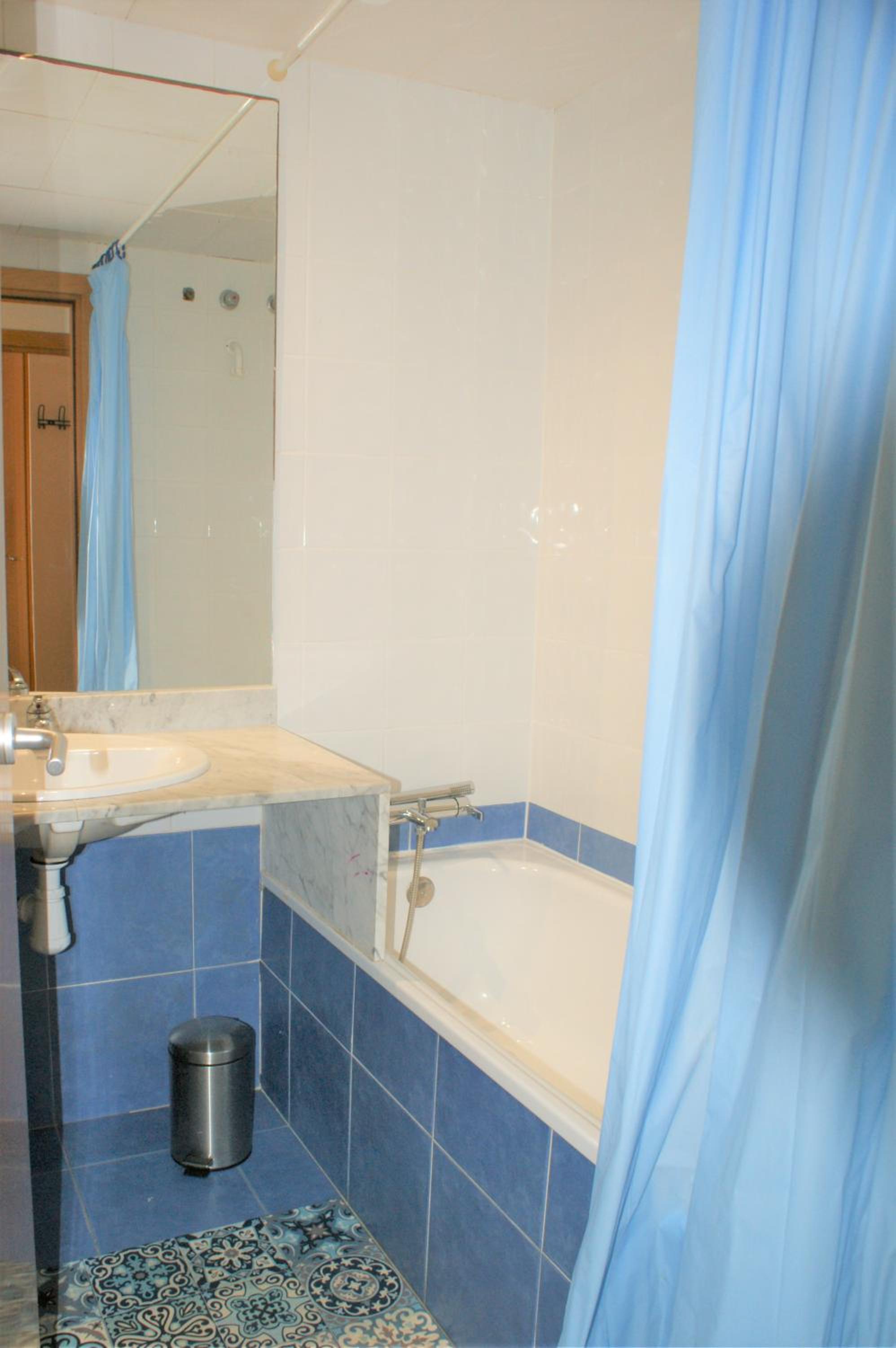 Apartamento con vistas al canal en residencia con piscina AV-20