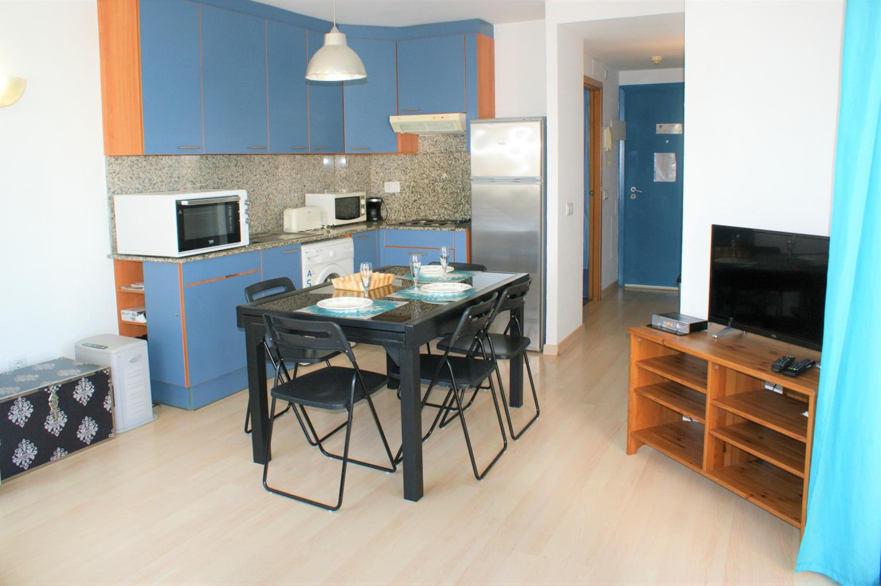 Apartamento con vistas al canal en residencia con piscina AV-20