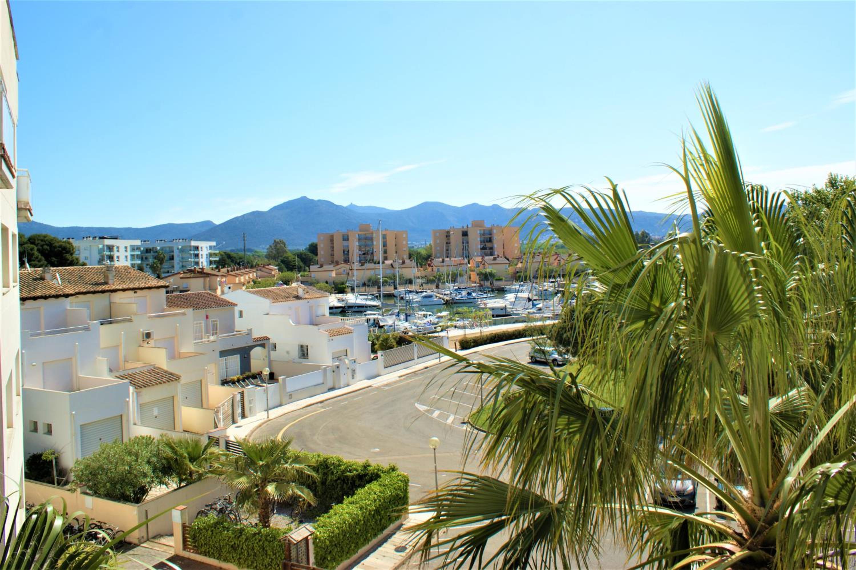 Apartamento con vistas al canal en residencia con piscina AV-20