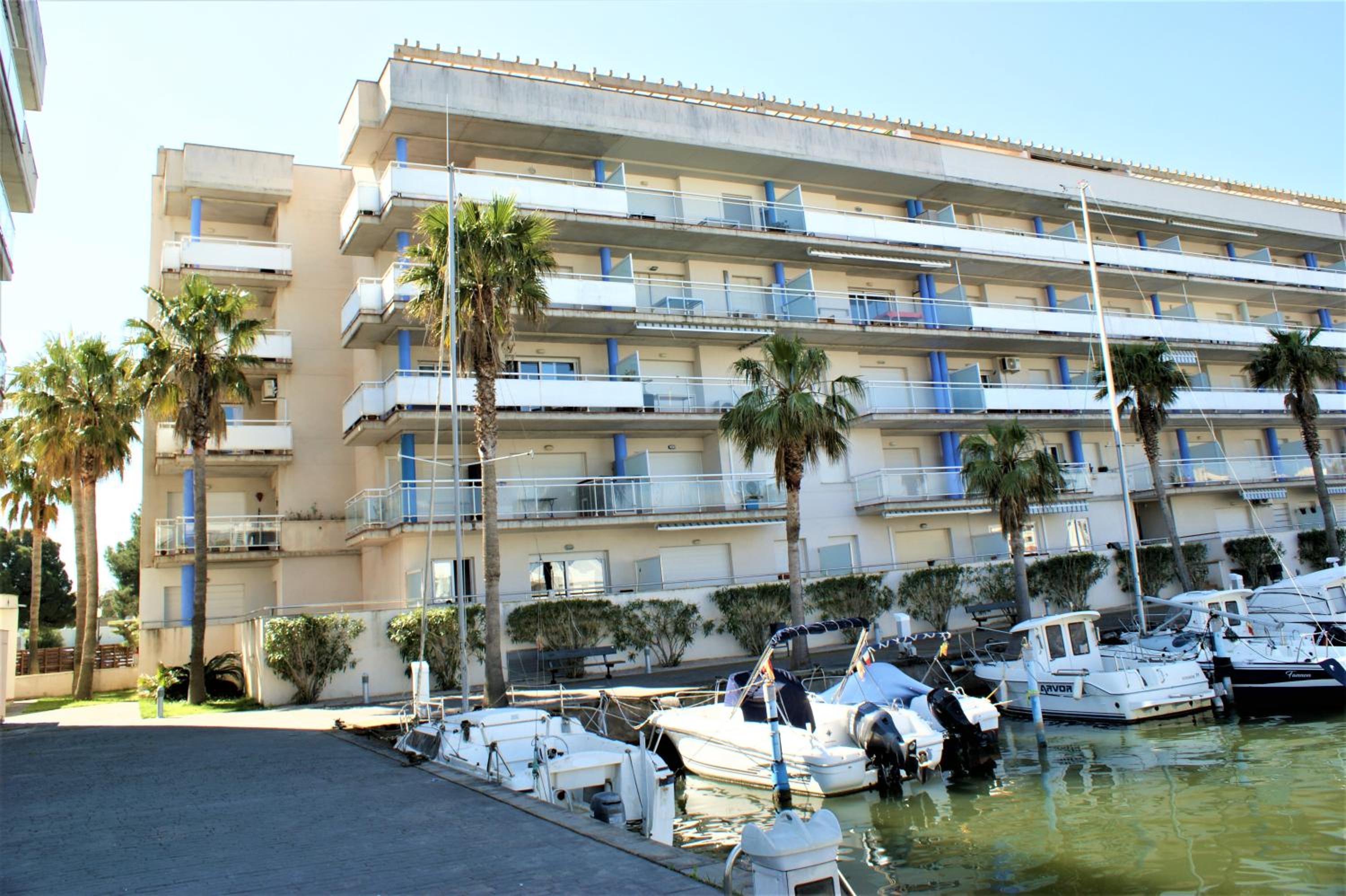 Apartamento con vistas al canal en residencia con piscina AV-20