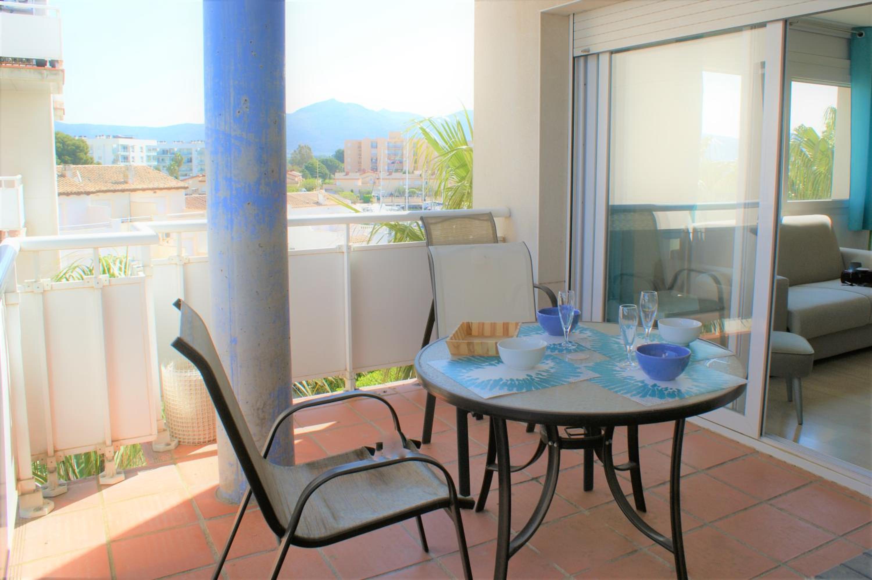 Apartamento con vistas al canal en residencia con piscina AV-20