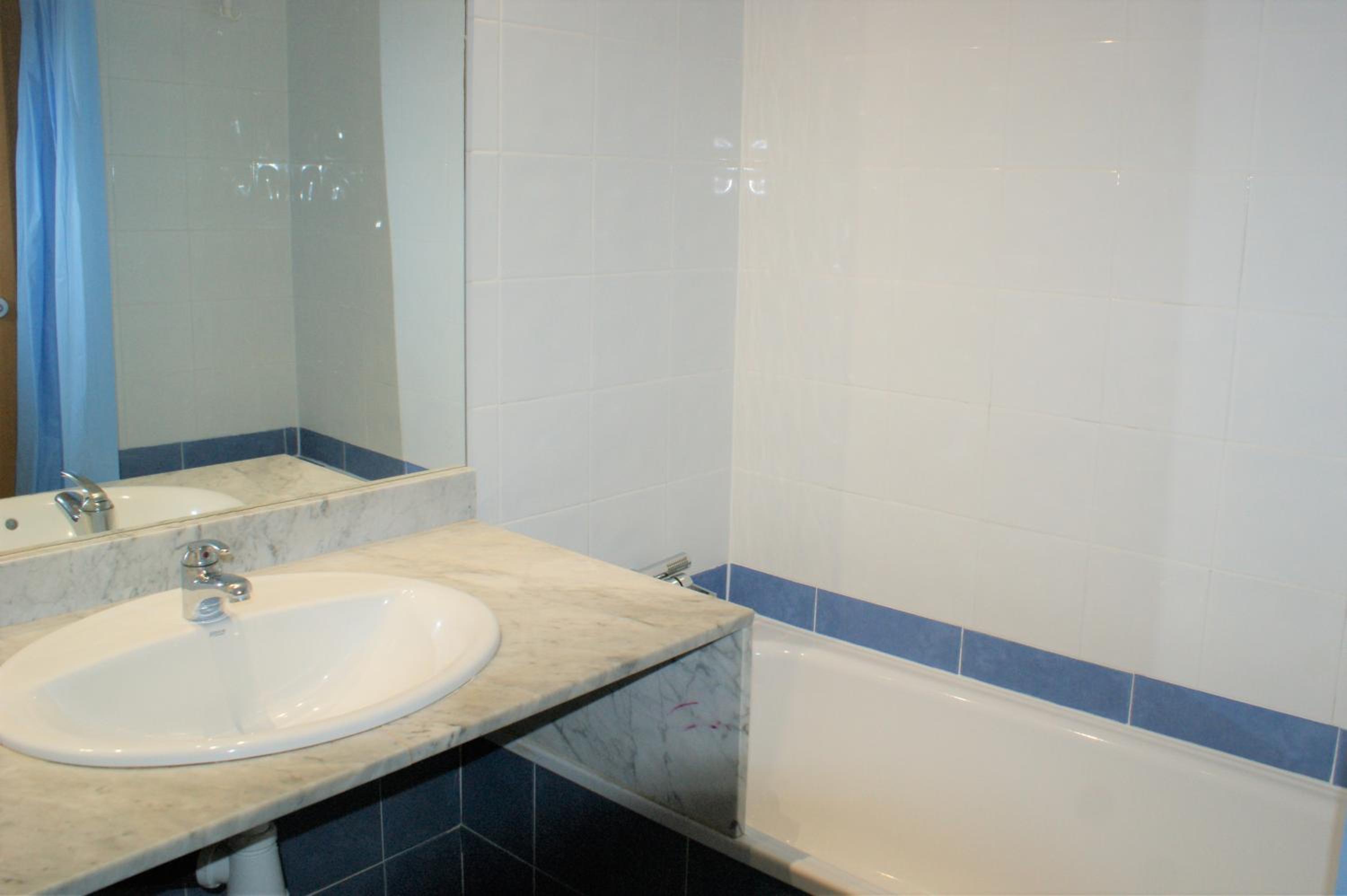 Apartamento con vistas al canal en residencia con piscina AV-20