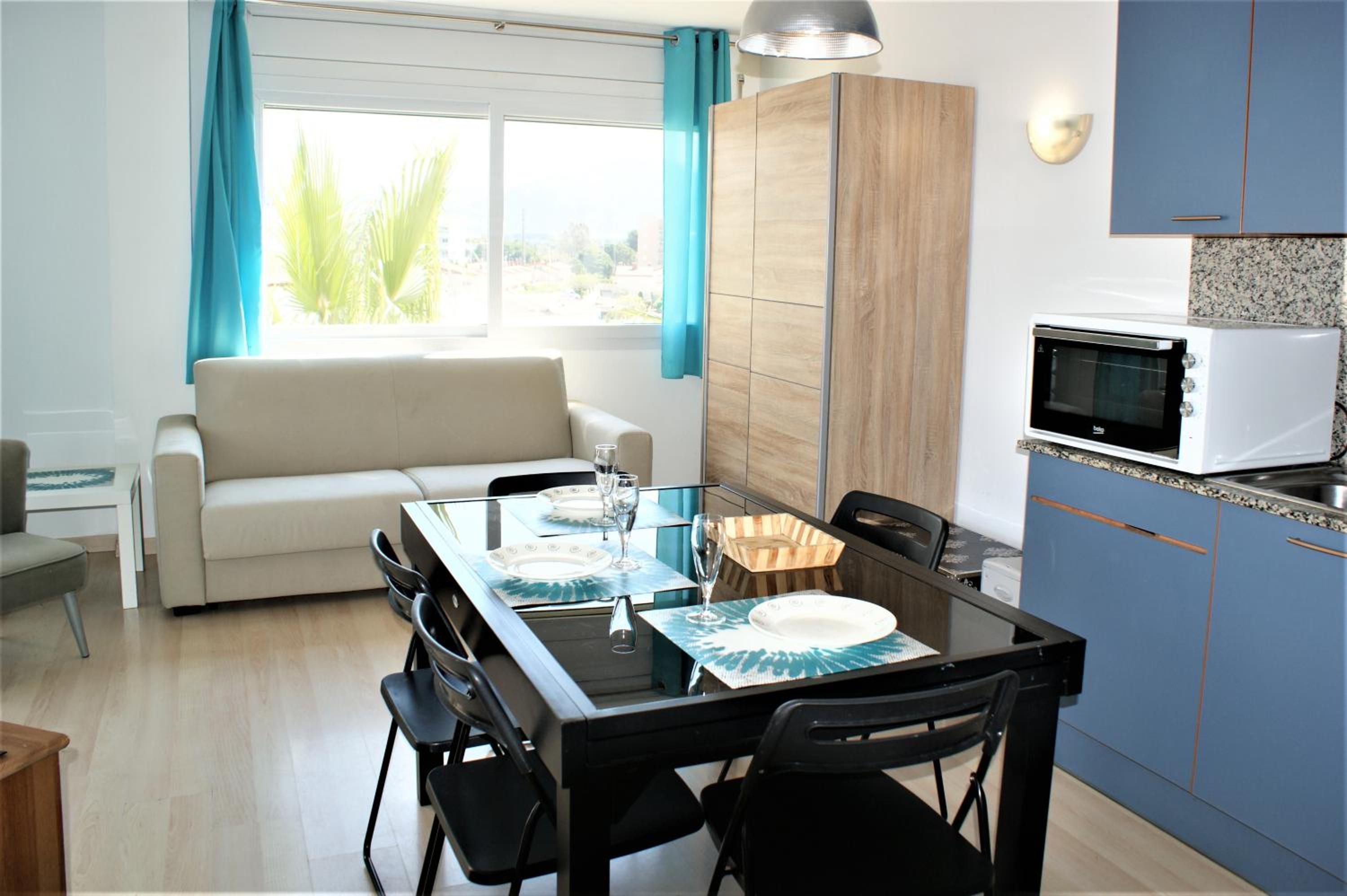 Apartamento con vistas al canal en residencia con piscina AV-20