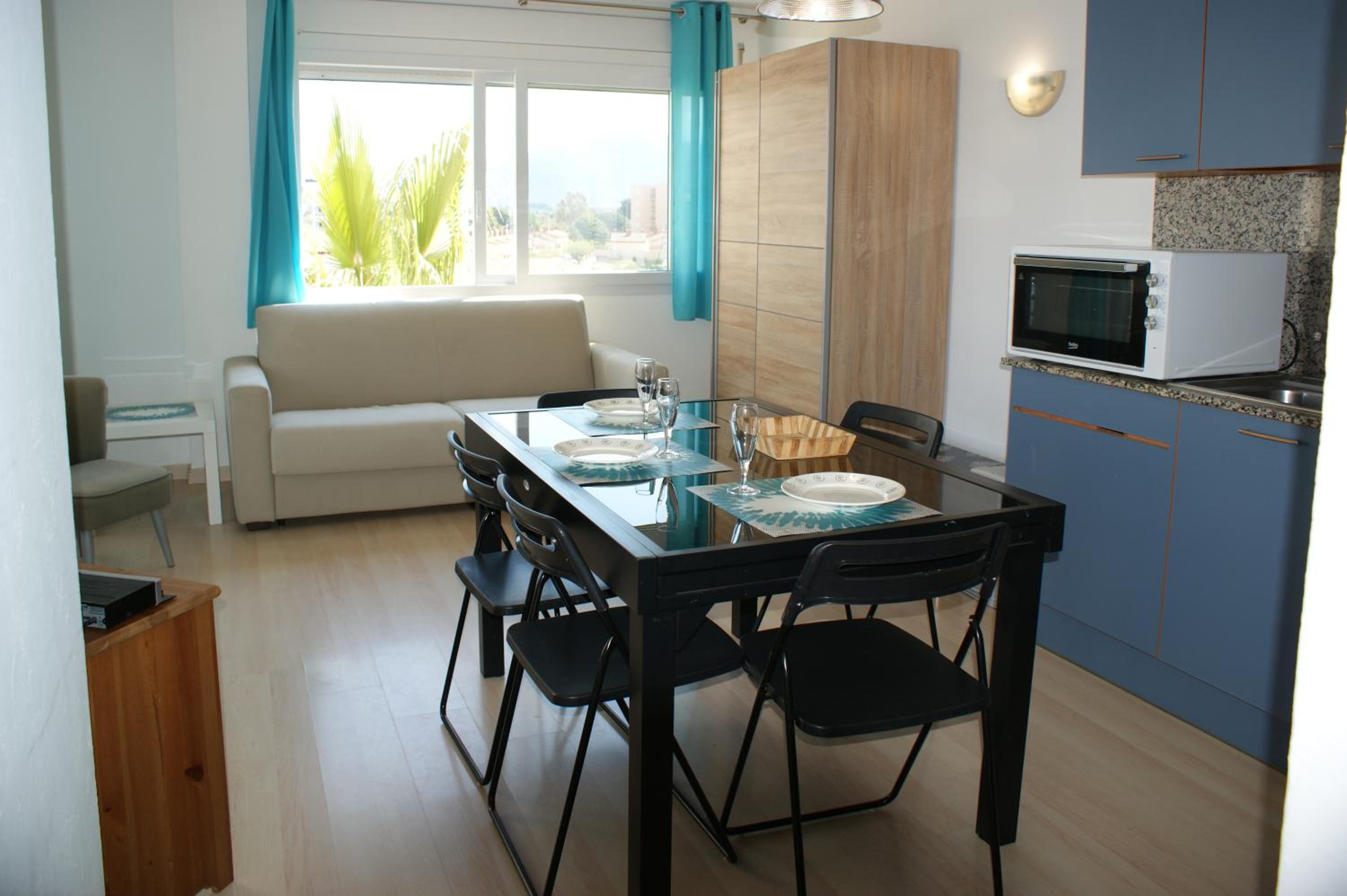 Apartamento con vistas al canal en residencia con piscina AV-20