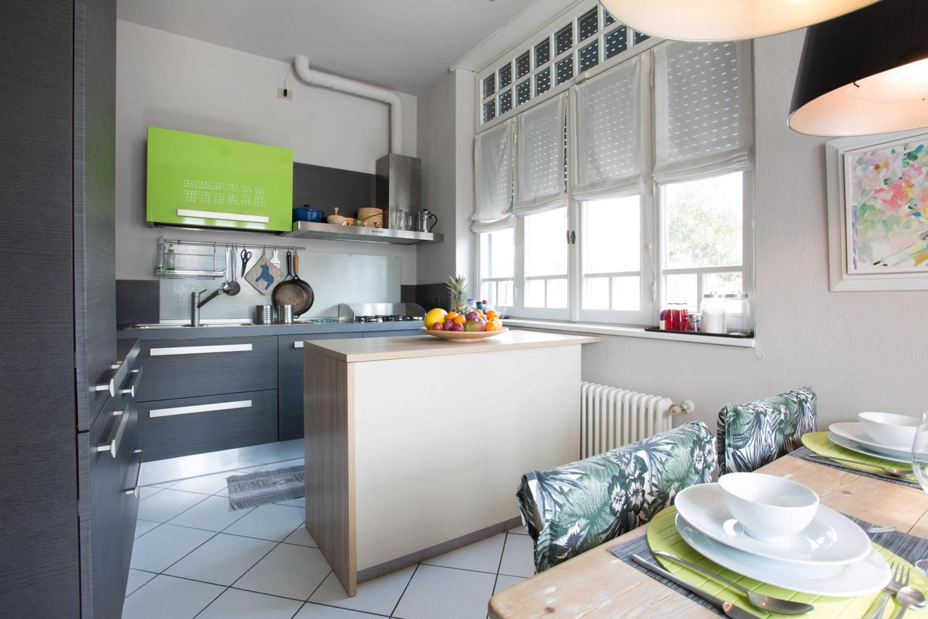 Central Vista Lago en Como — kitchen
