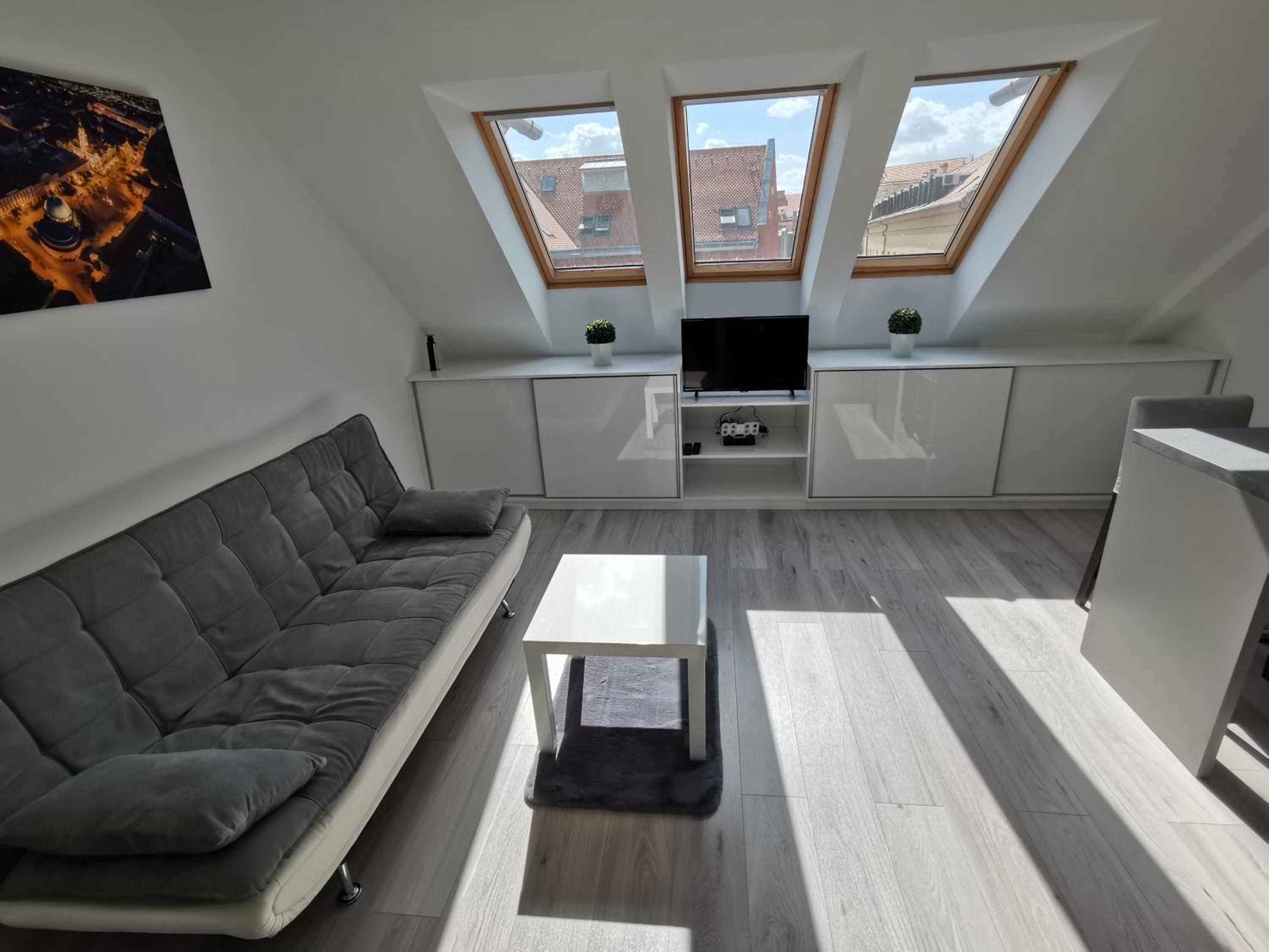 Antracit Apartman - Csendes belvárosi szállás, saját garázzsal view 2