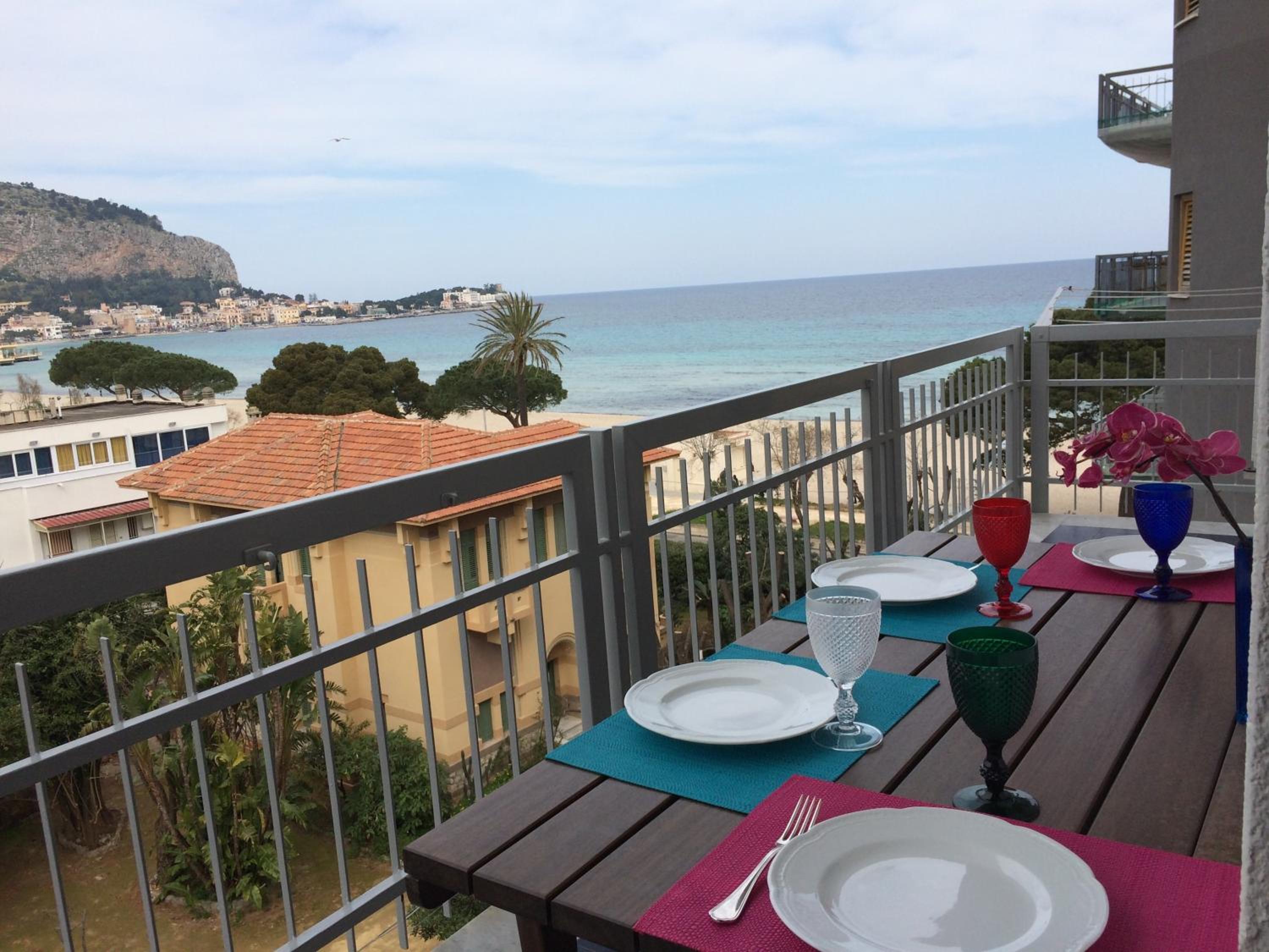 Mondello Luxury Apartment on the Beach