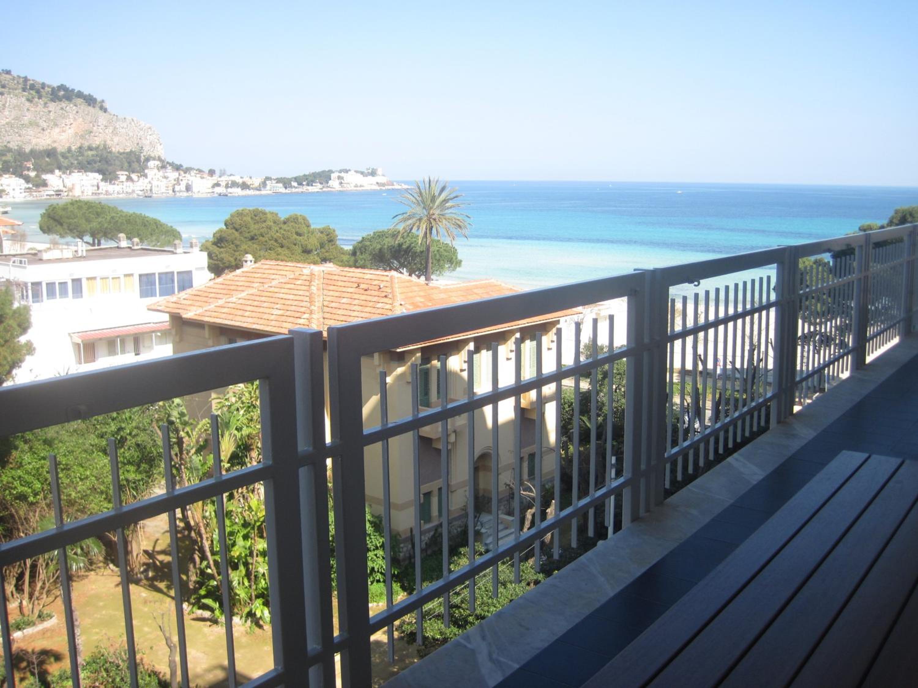 Mondello Luxury Apartment on the Beach