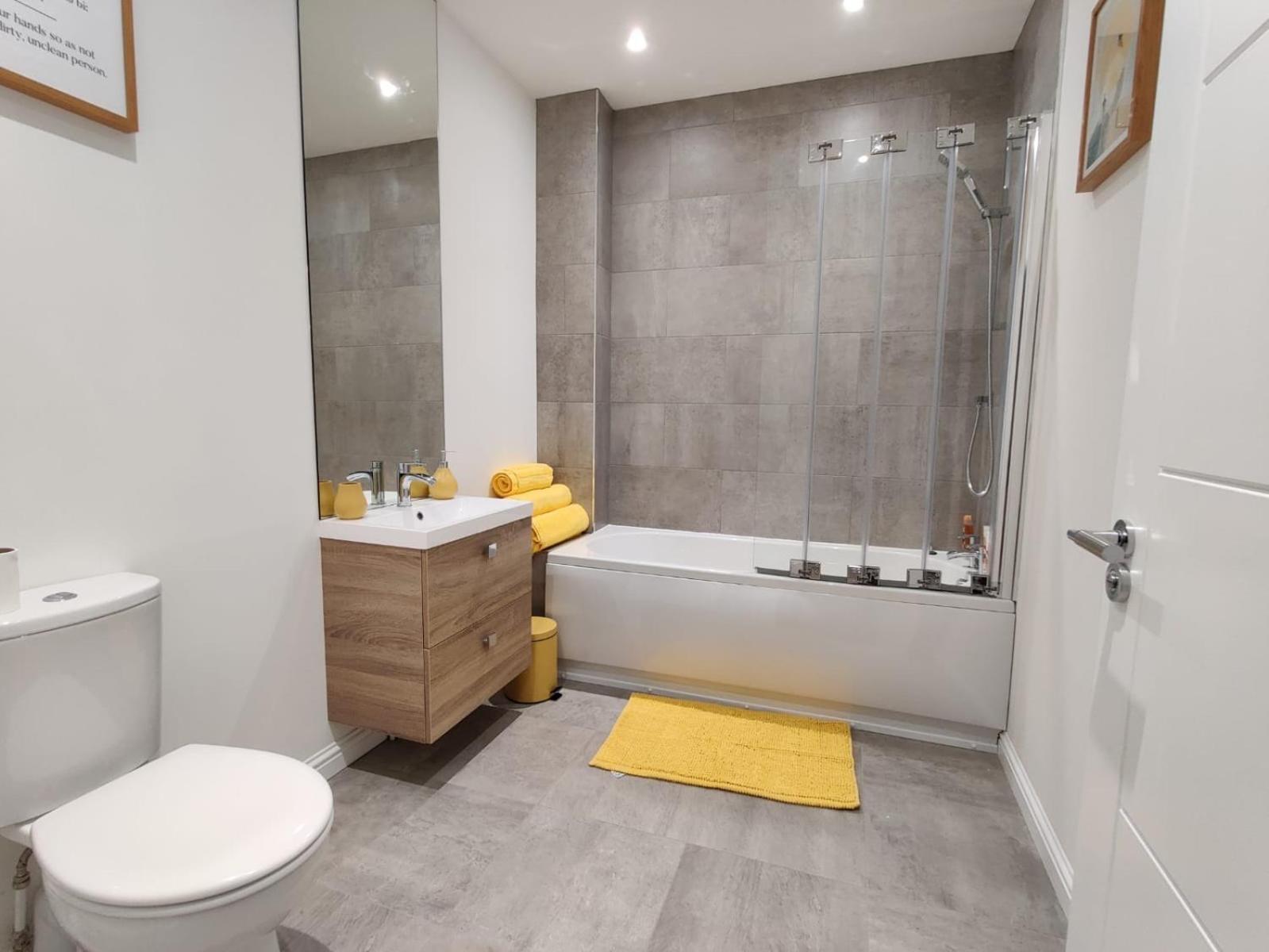 Stunning 2 Bedroom River View Apartment