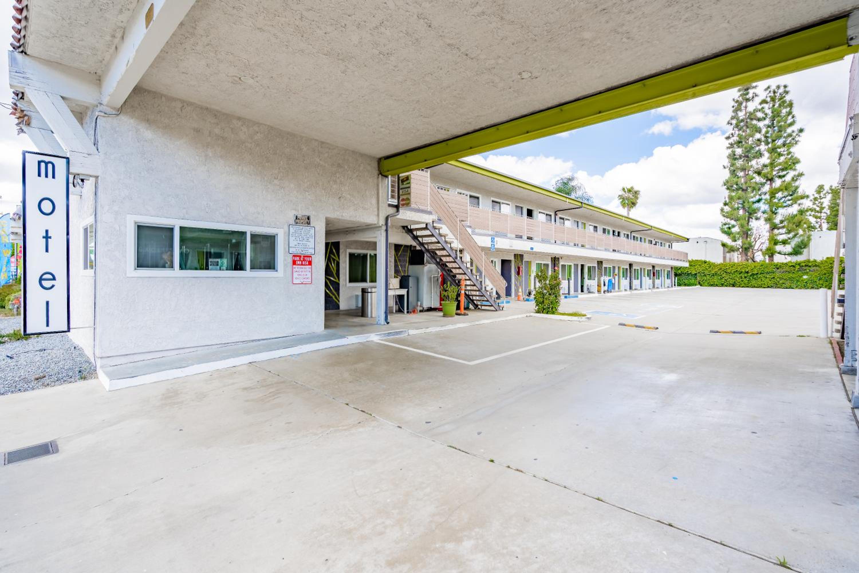 Hotel Exclusivo Inn and Suites