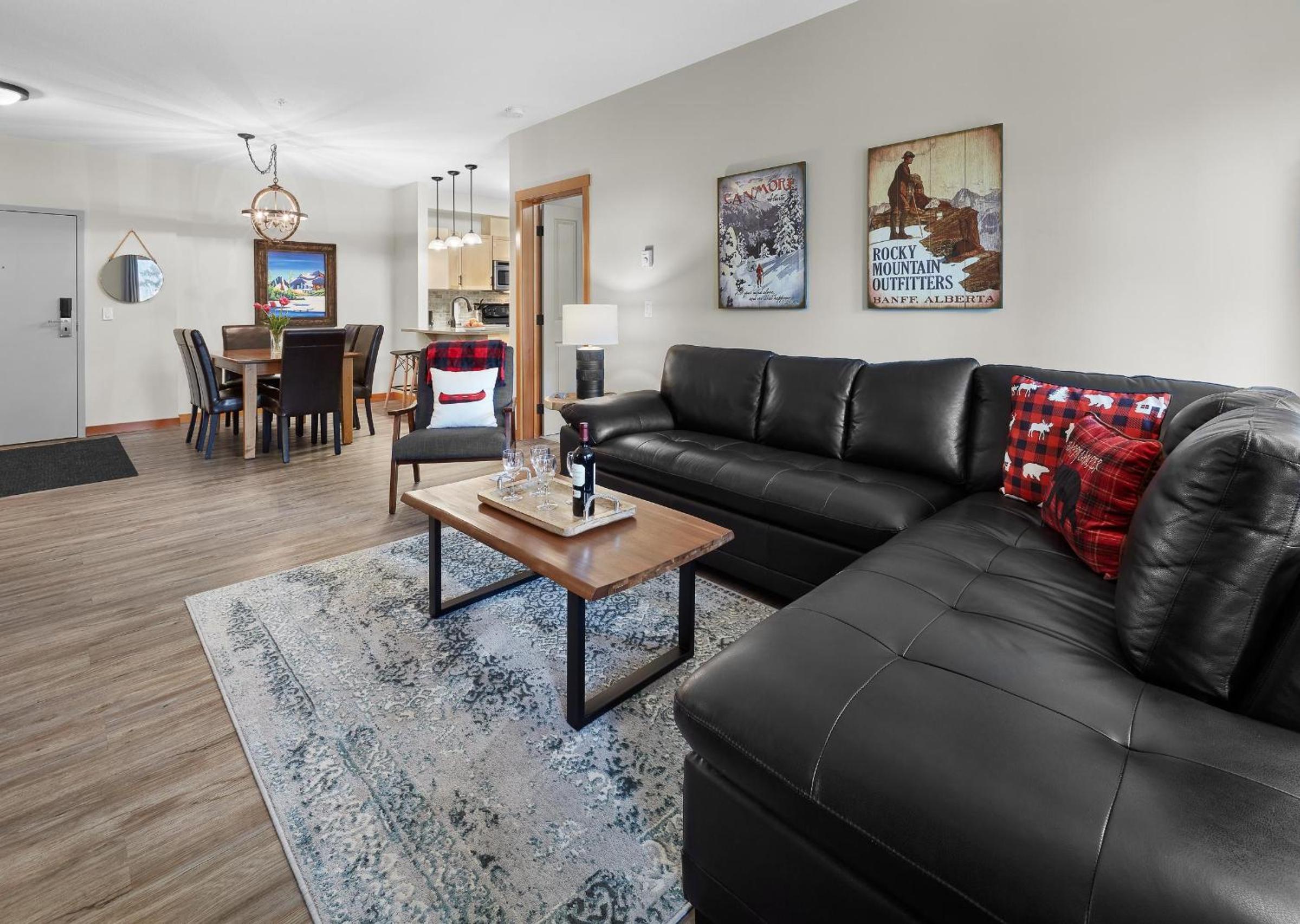 Newly Renovated Grizzly Lodge, Spacious 3BR 2BA with open pool, hot tub