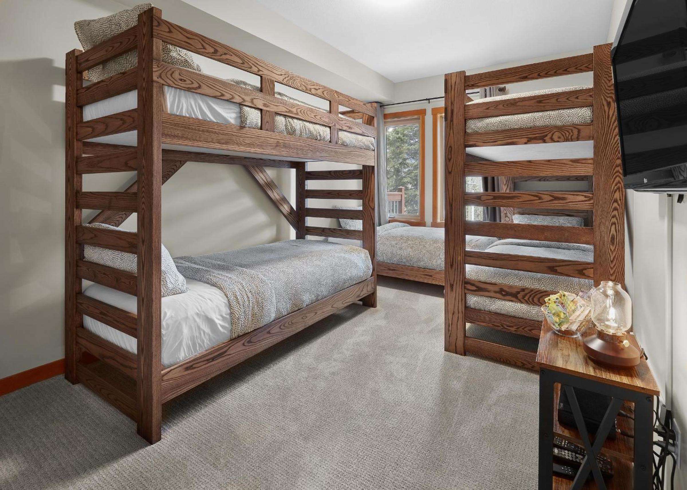 Newly Renovated Grizzly Lodge, Spacious 3BR 2BA with open pool, hot tub