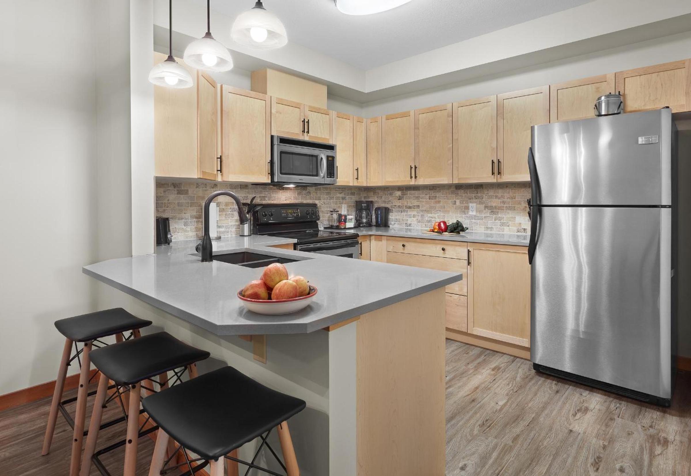Newly Renovated Grizzly Lodge, Spacious 3BR 2BA with open pool, hot tub