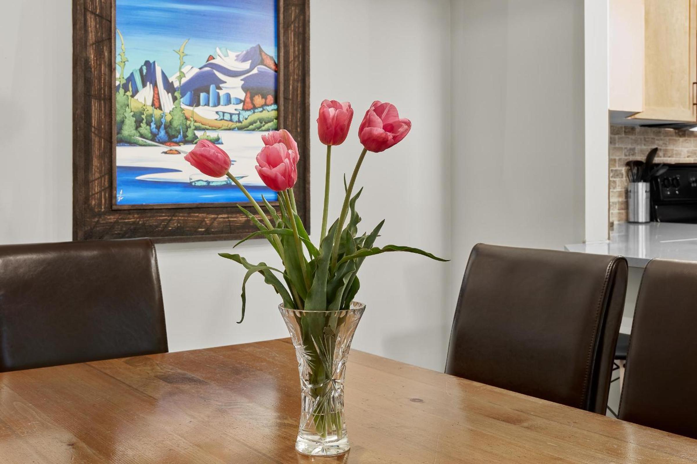 Newly Renovated Grizzly Lodge, Spacious 3BR 2BA with open pool, hot tub