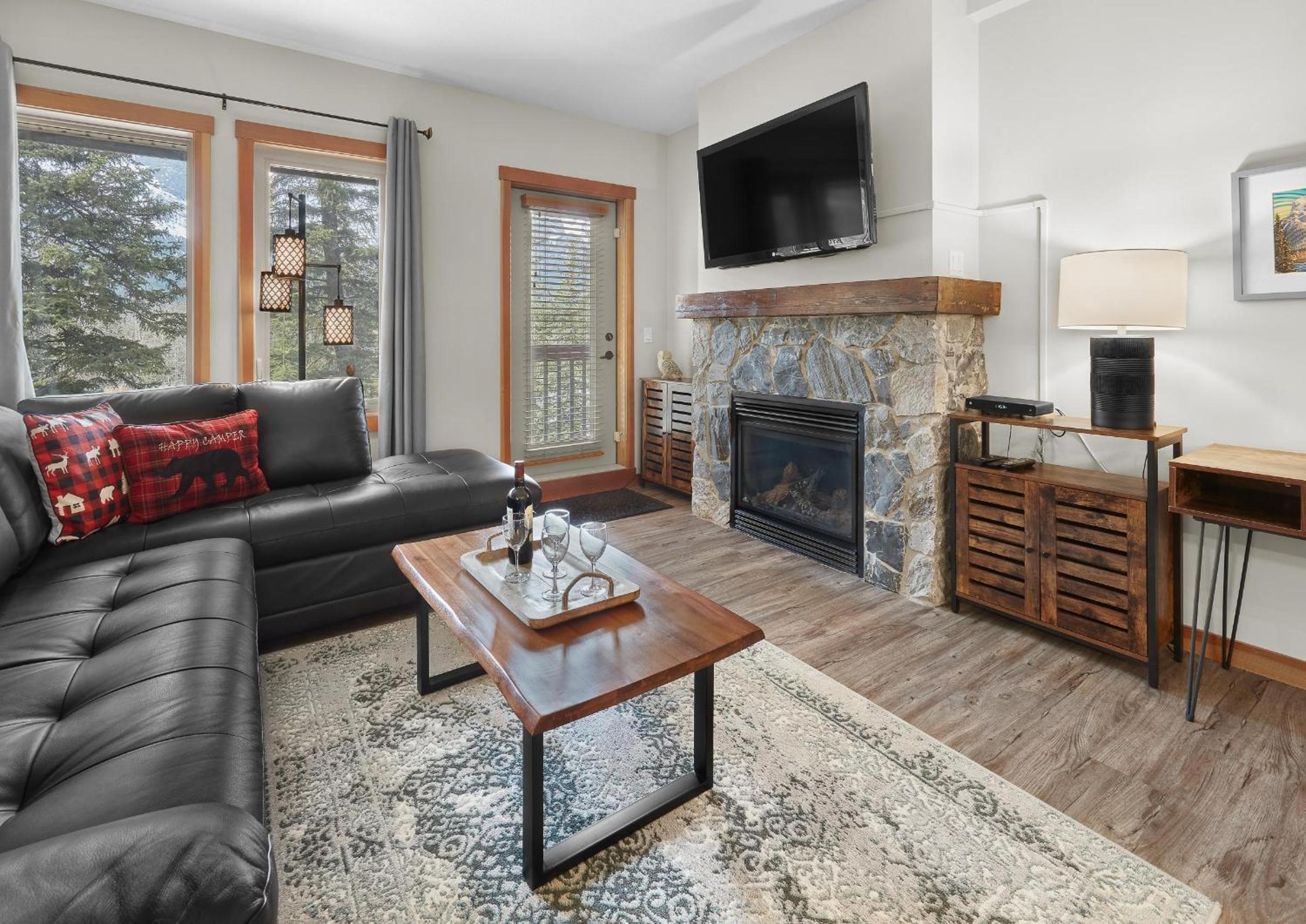 Newly Renovated Grizzly Lodge, Spacious 3BR 2BA with open pool, hot tub