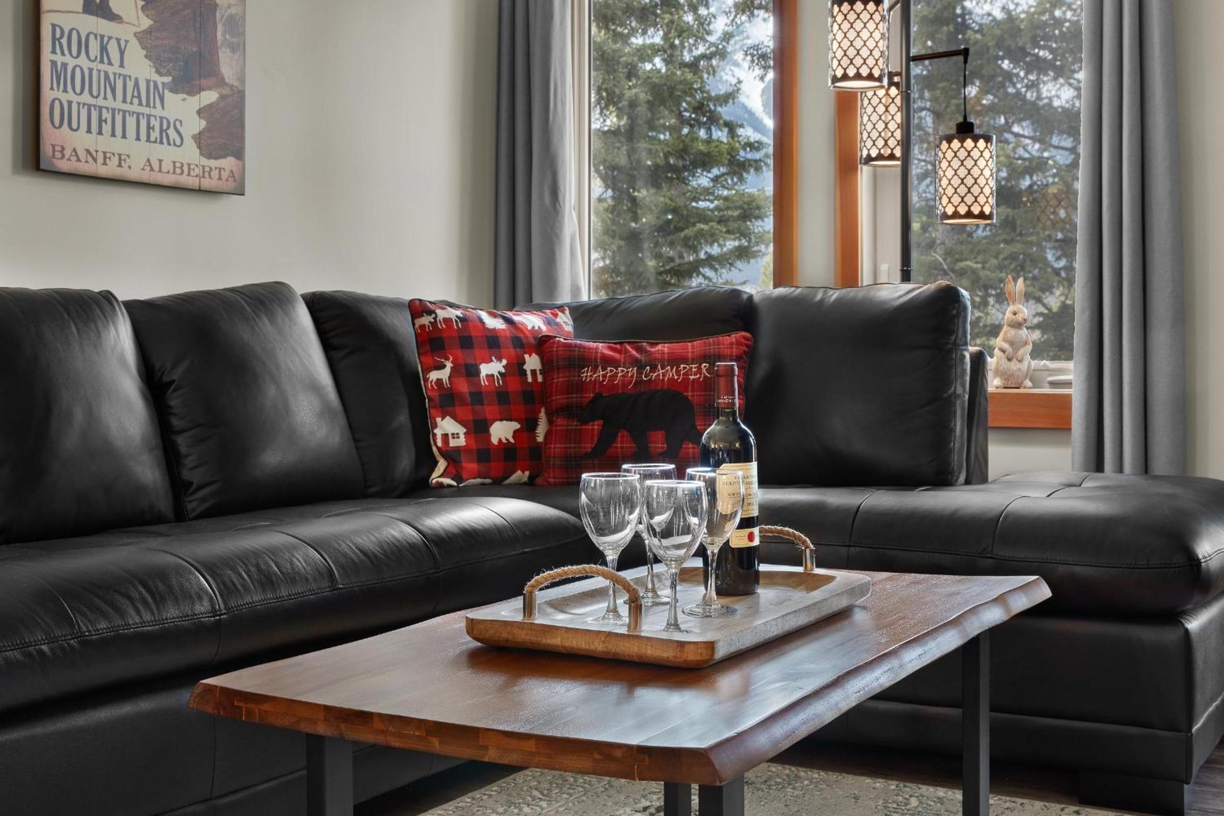 Newly Renovated Grizzly Lodge, Spacious 3BR 2BA with open pool, hot tub
